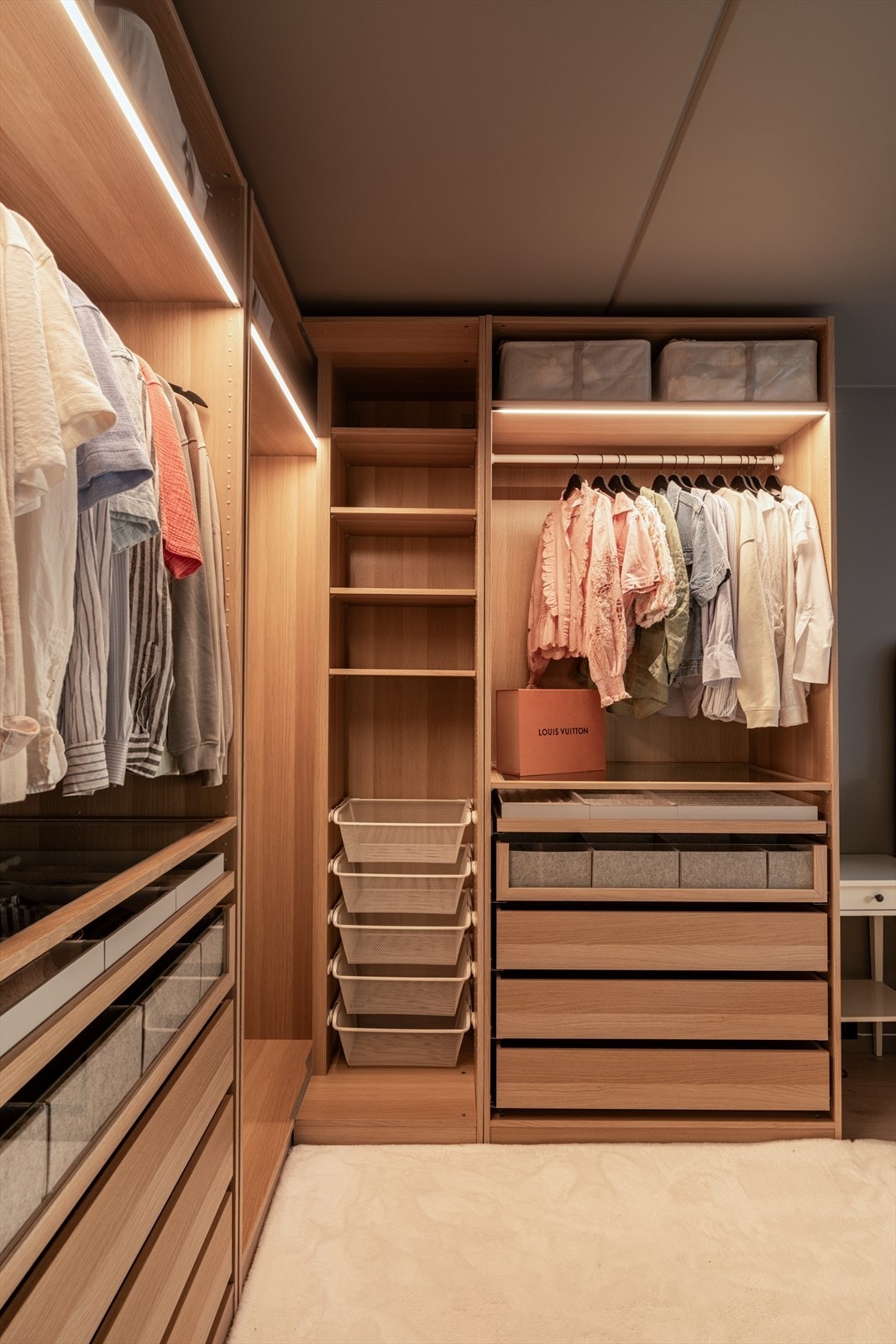 Integrert belysning i skapet. Galleribilde