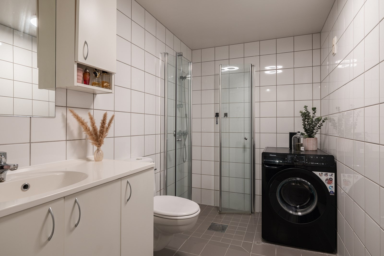 Flislagt baderom med opplegg for vaskemaskin og gulvvarme i gulvet. Galleribilde