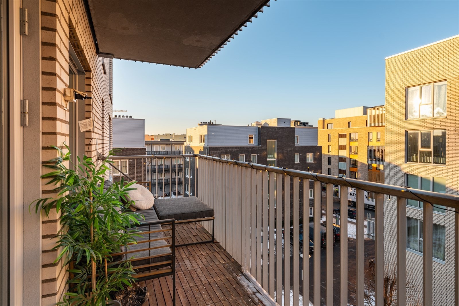 Fra stuen er det direkte utgang til en stor og vestvendt balkong med plass til utemøbler og gode solforhold! Galleribilde