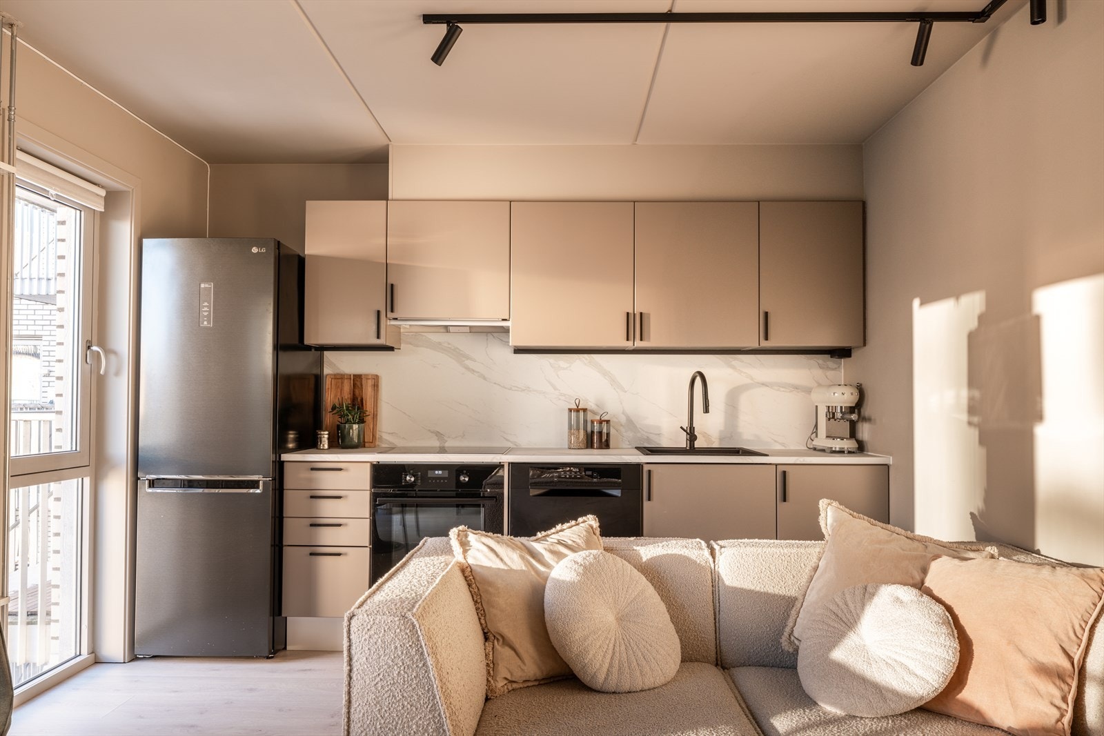 Her har du kjøl-/fryseskap, oppvaskmaskin, stekeovn, platetopp og vifte med avtrekk ut. Galleribilde