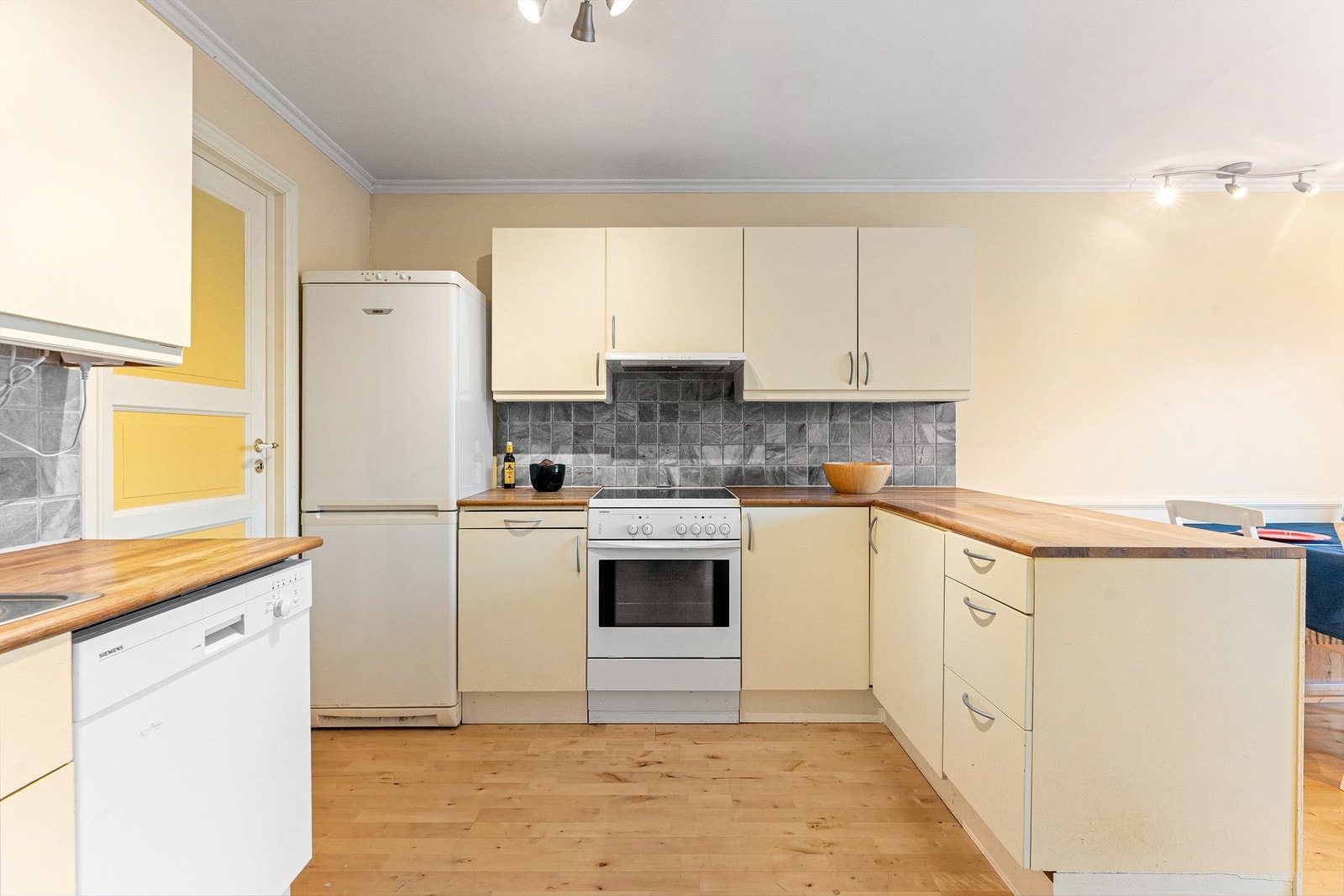 Kjøkkenet har glatte fronter og benkeplate av tre Galleribilde