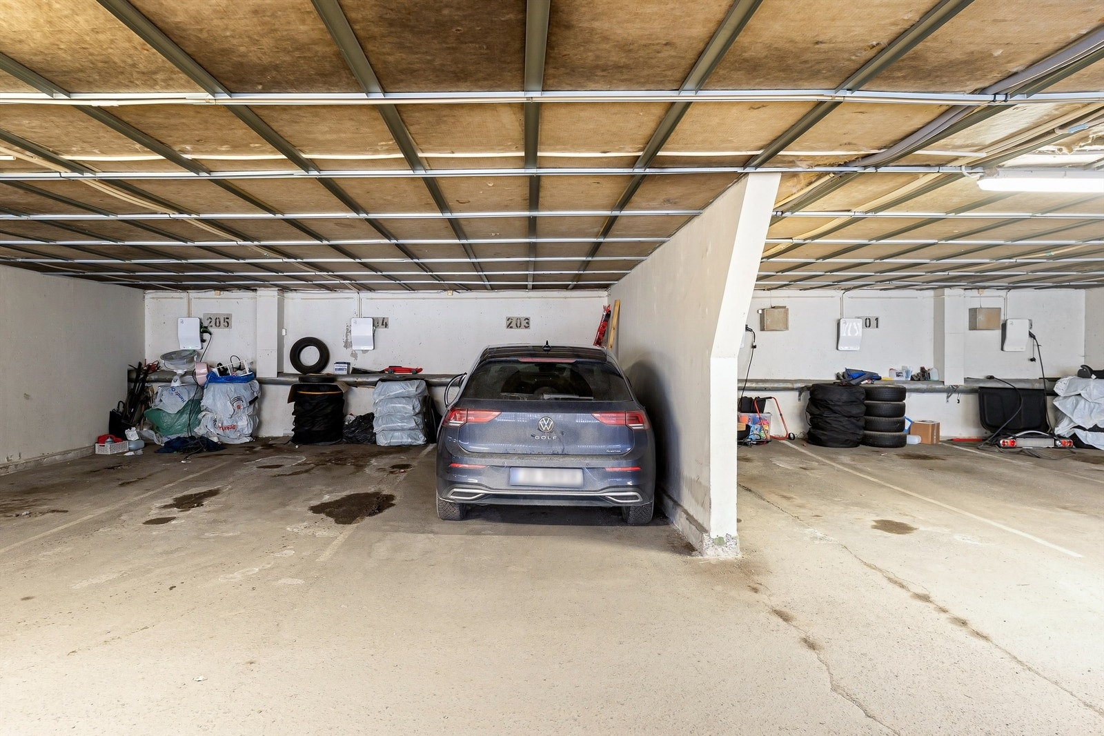 Med leiligheten følger bruksrett til én parkeringsplass i felles garasjeanlegg i henhold til sameiets seksjonering Galleribilde