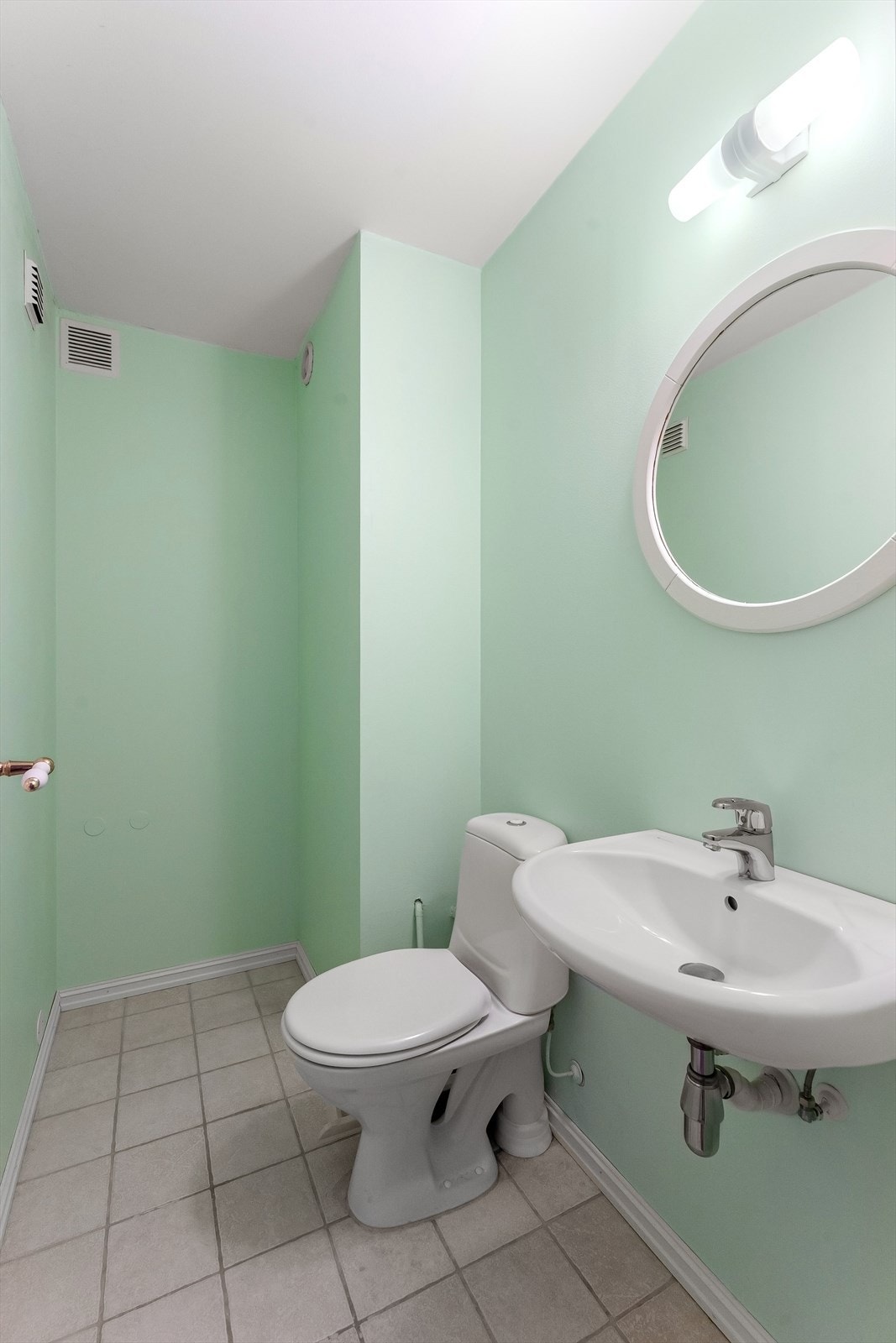 Separat toalettrom praktisk plassert ved entréen Galleribilde