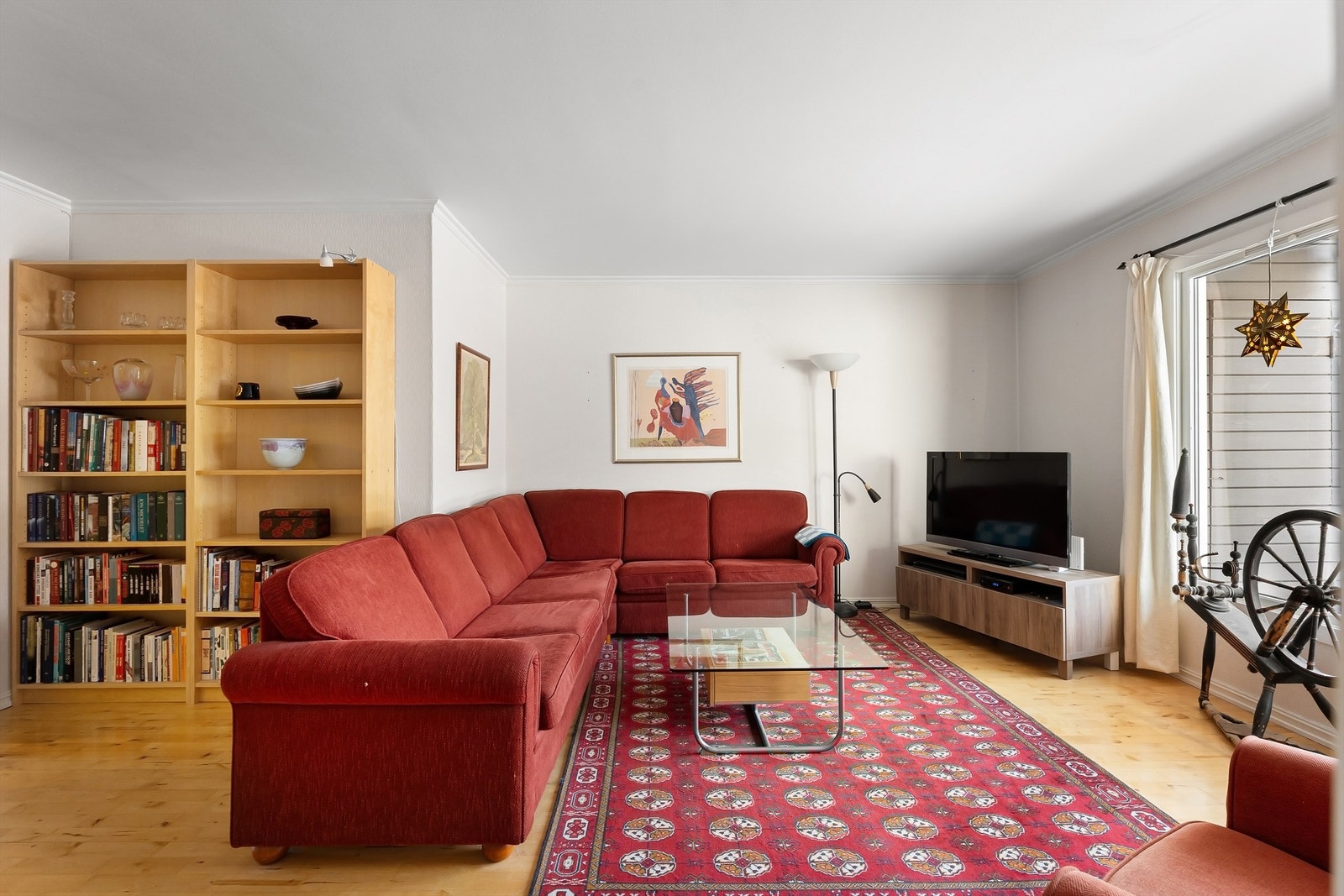 Stuen oppleves lys og luftig med gode møbleringsmuligheter Galleribilde