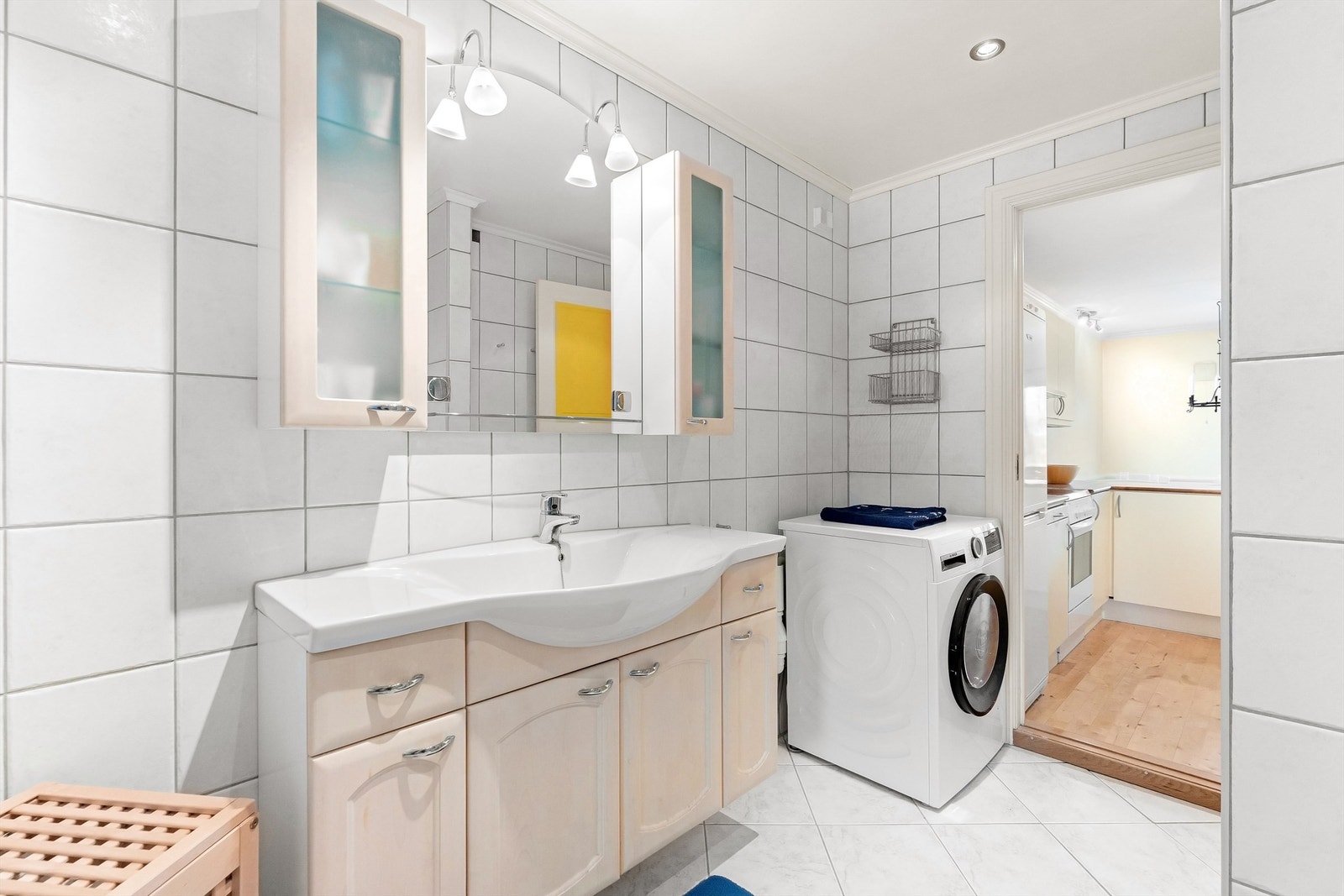 Flislagt baderom med gulvvarme og downlights Galleribilde