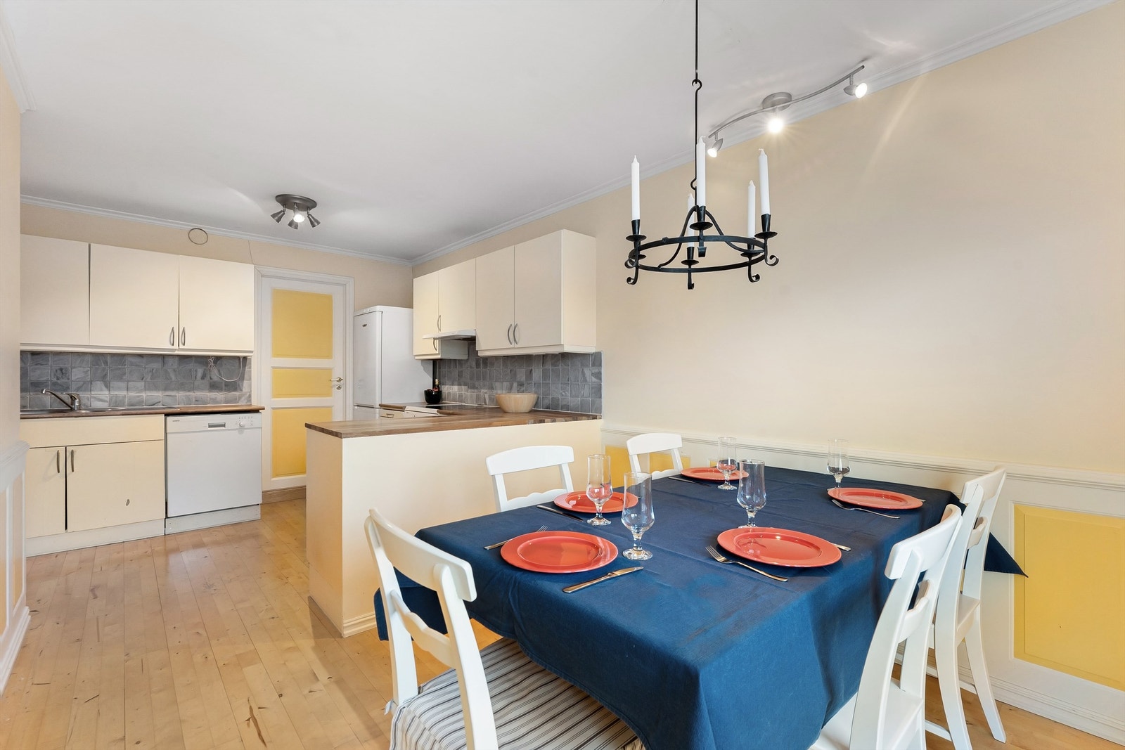 Her er det god plass for spisebord Galleribilde