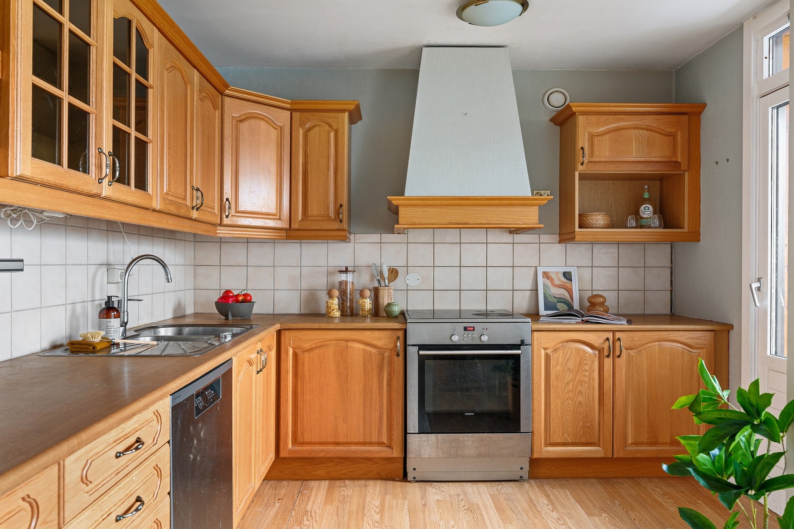 Kjøkkenet har tidløse eikefronter. Galleribilde