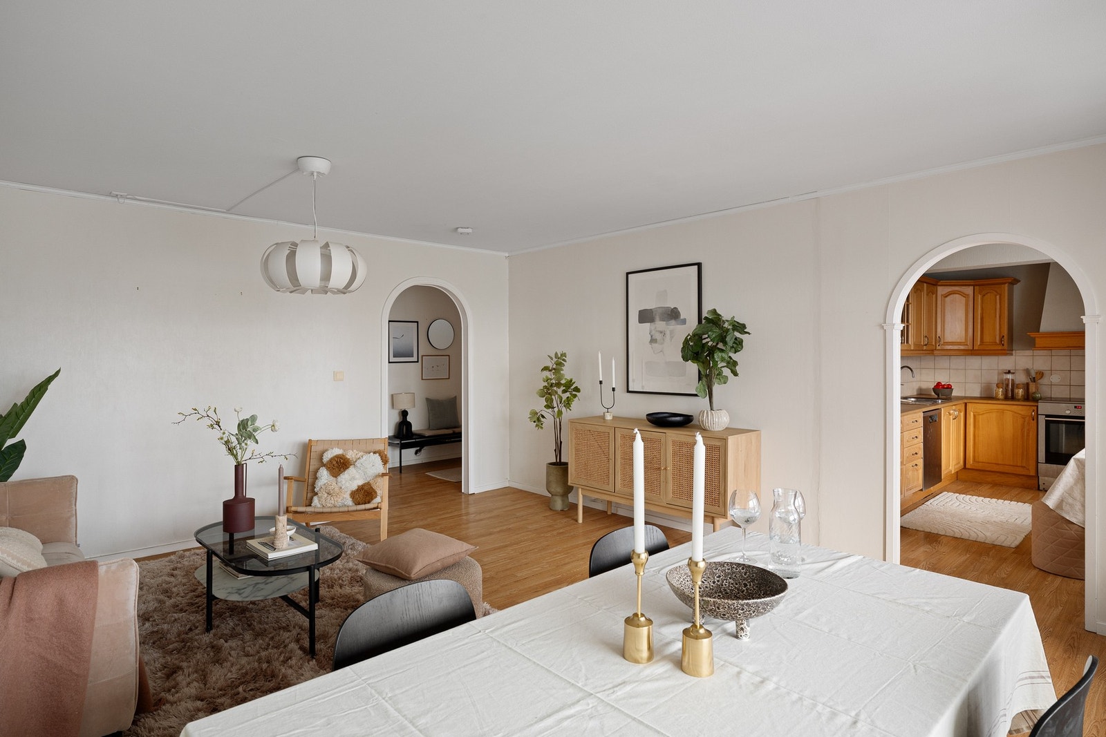 Kjøkkenet er praktisk plassert i eget rom, men med en åpen løsning som skaper god flyt mot stuen. Galleribilde