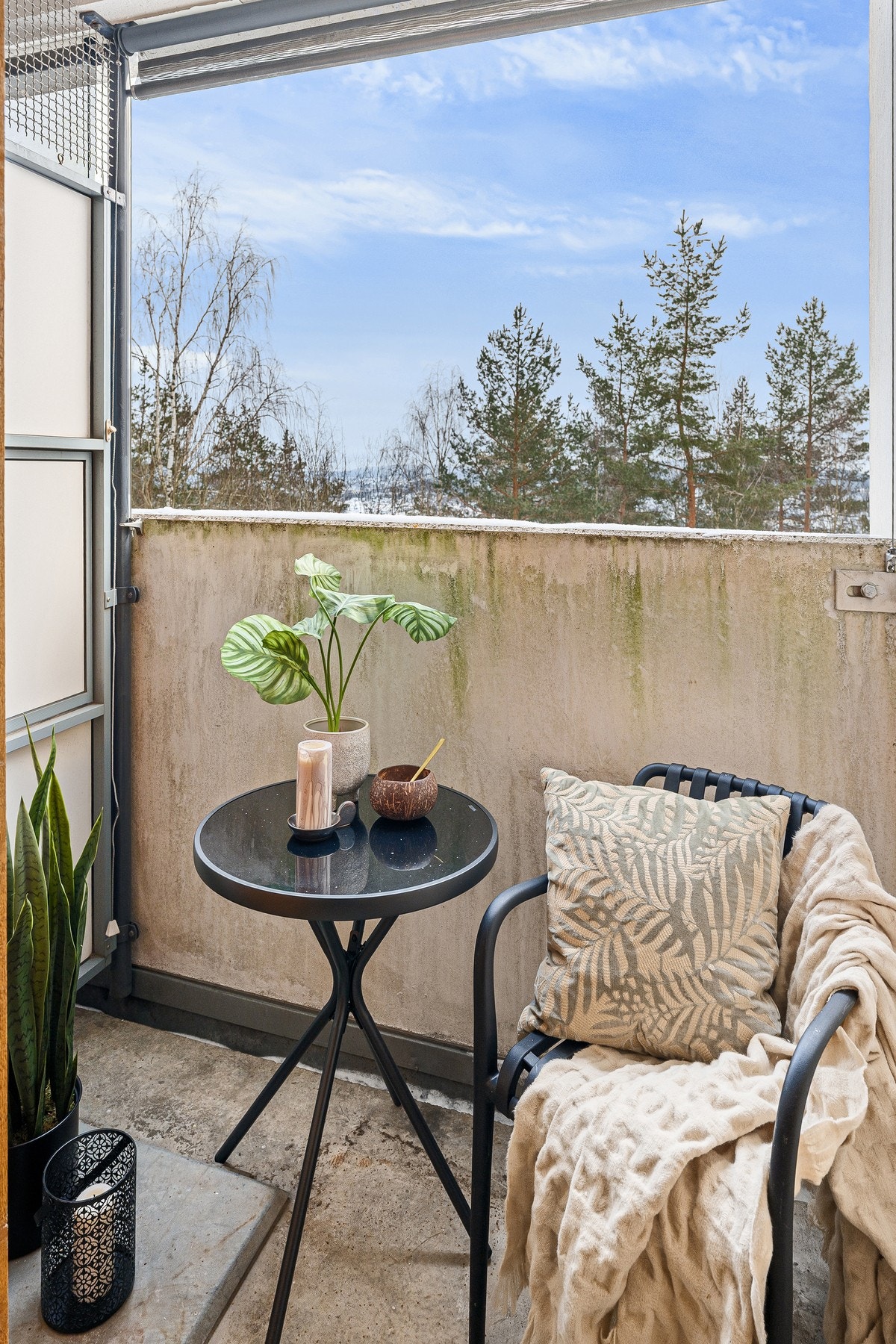 Fra kjøkkenet er det utgang til en balkong på ca. 2,4 kvm. Perfekt sted å nyte morgenkaffen! Galleribilde