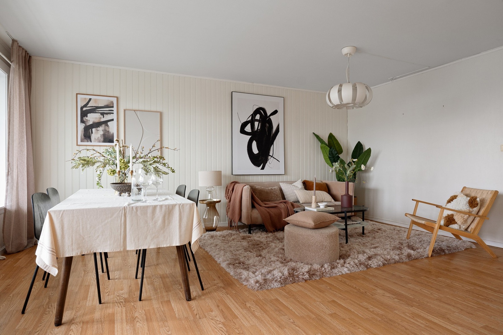 Stuen har en god utforming, med plass til både avslapping og hyggelige sammenkomster. Galleribilde