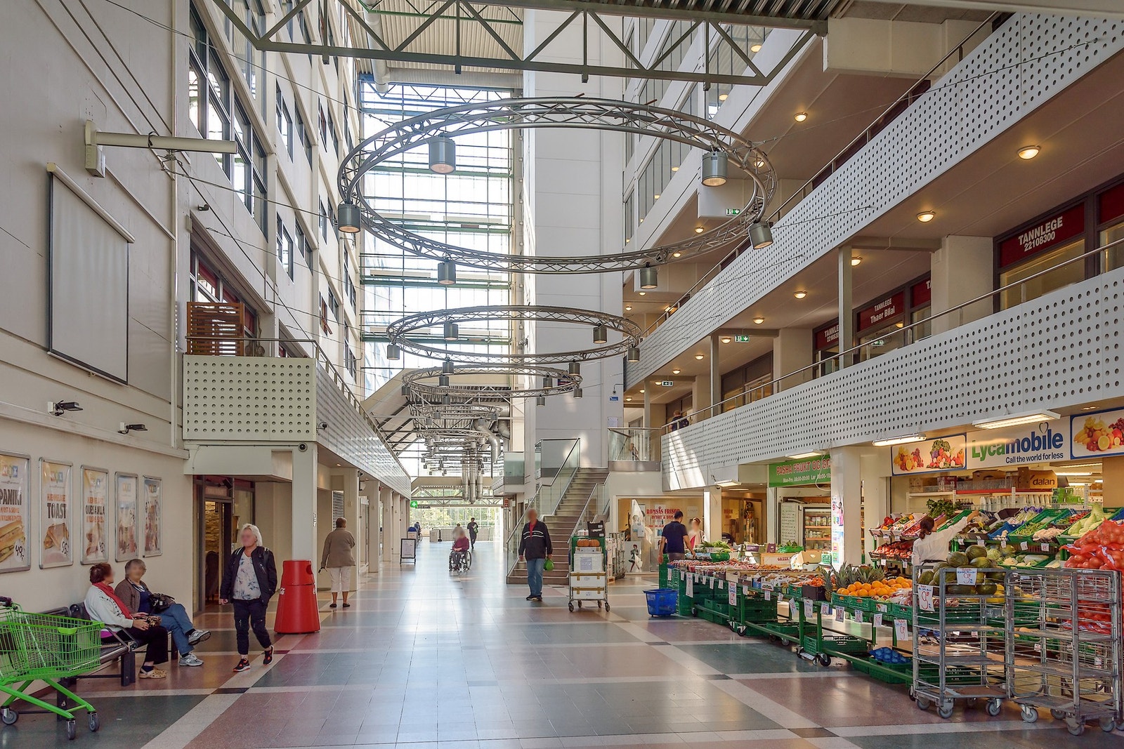 Romsås senter ligger i kort avstand fra boligen og tilbyr dagligvarebutikker, apotek, kafé, frisør og øvrige servicetilbud. I tillegg er det kort vei til Grorud senter og Stovner senter med et bredere utvalg av butikker og tjenester. Galleribilde