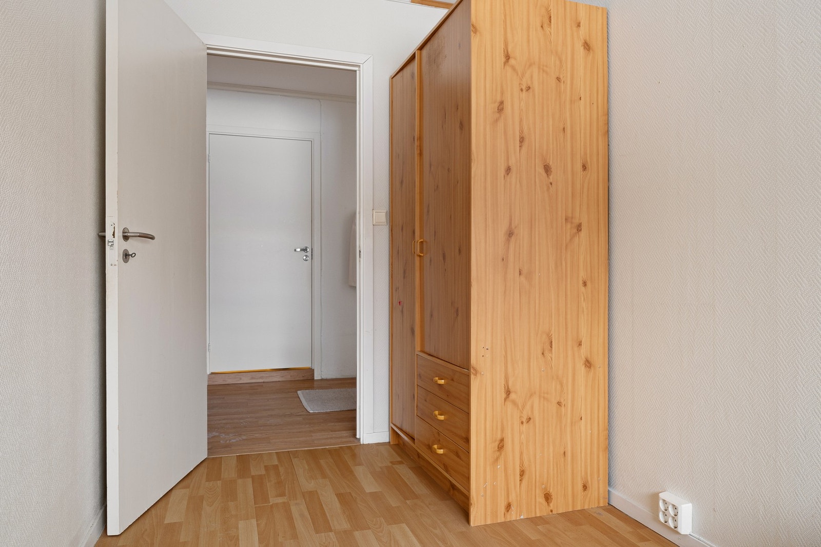 Rommet passer perfekt som barnerom, gjesterom, hjemmekontor eller hobbyrom, alt etter behov. Galleribilde