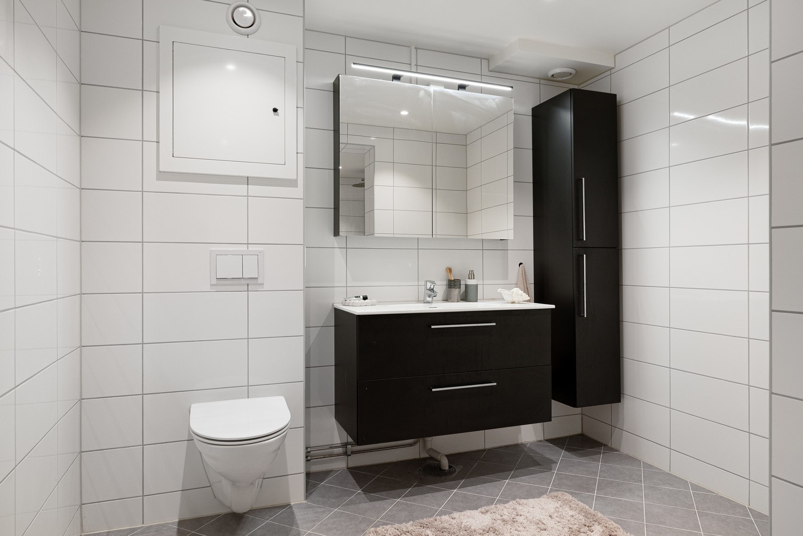 Godt med oppbevaringsplass i speilskap, servantskap og høyskap. Galleribilde