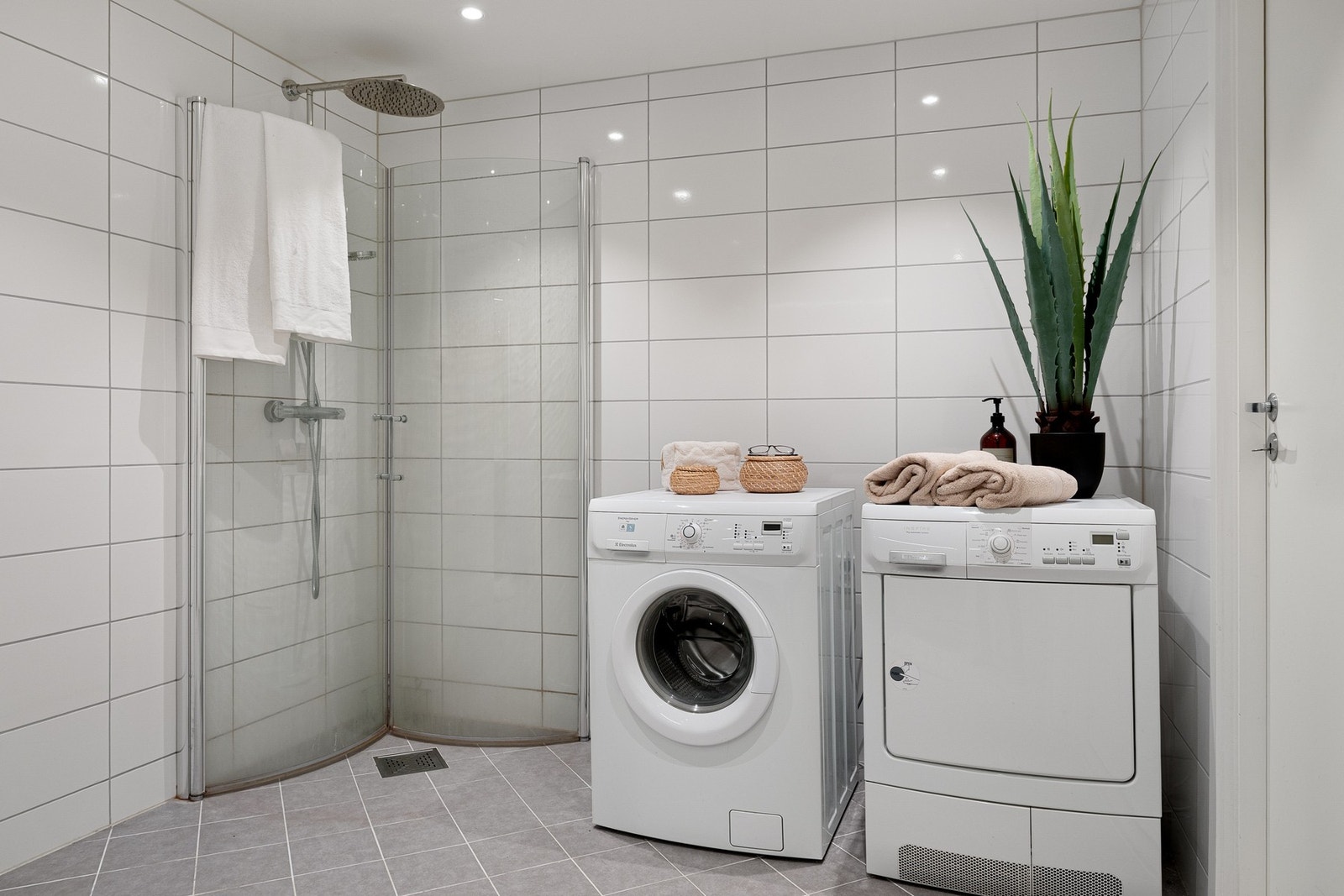 Badet har varmekabler i gulv og opplegg for vaskemaskin. Galleribilde