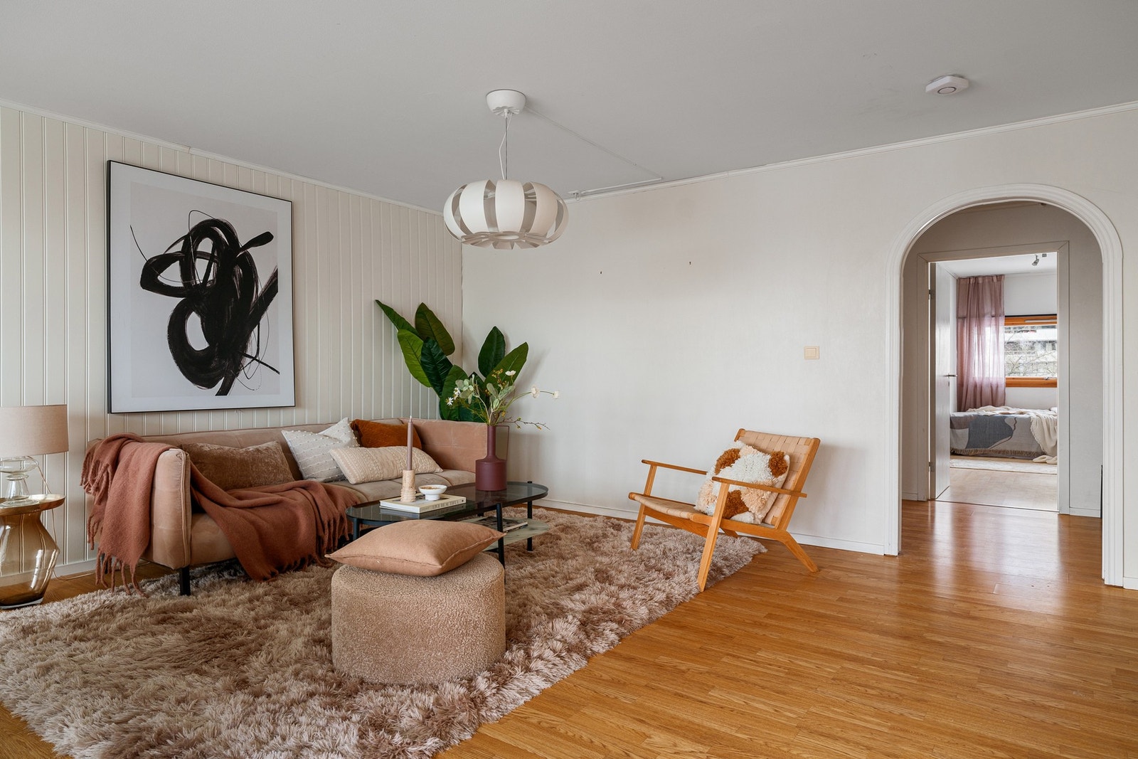 God plass til sofagruppe og tilhørende møblement. Galleribilde