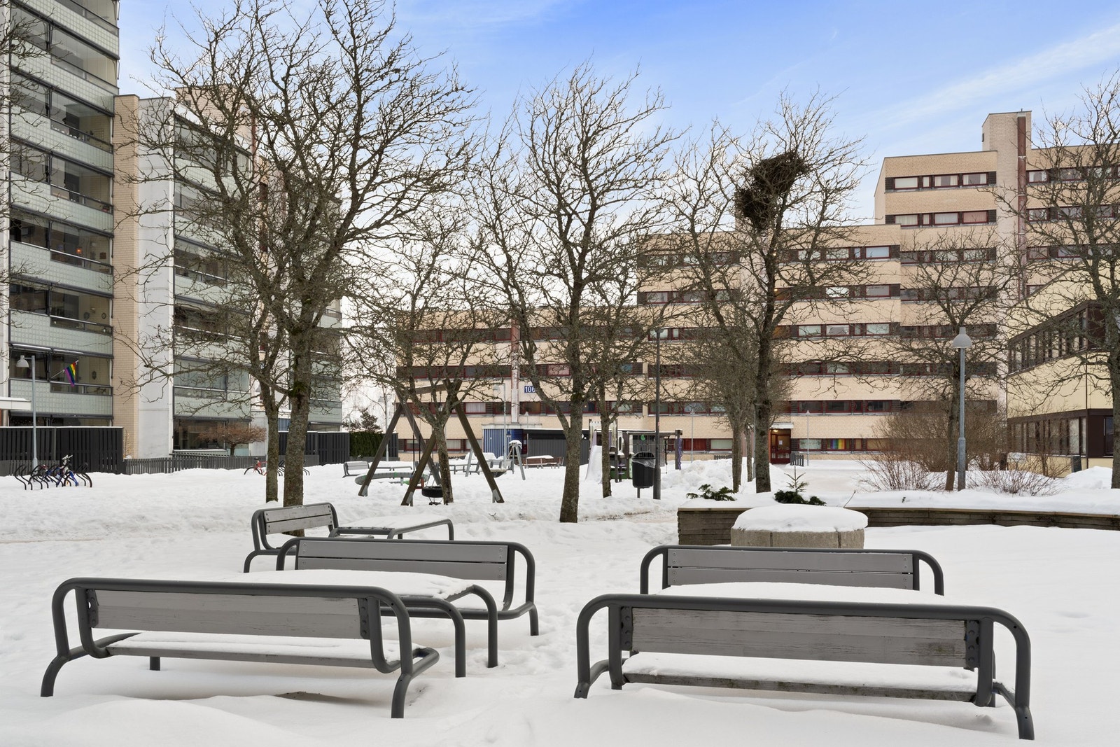 Fellesområdet er pent opparbeidet med sittebenker, lekeplass, sykkelstativ og beplantning. Galleribilde