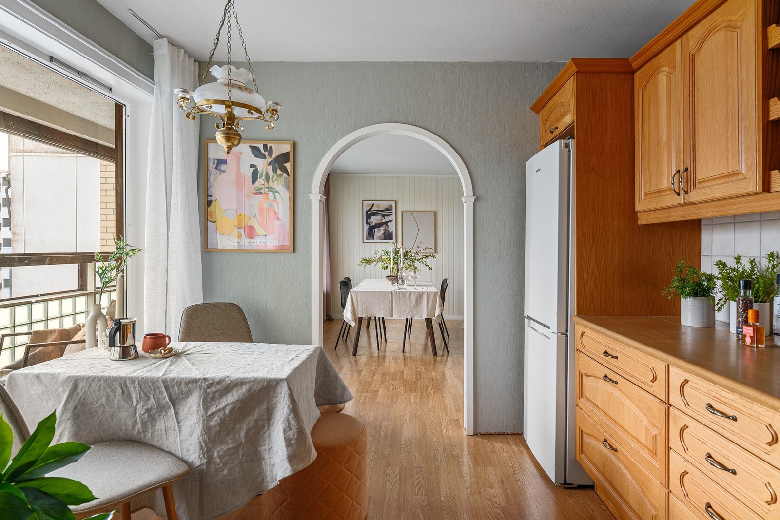 Det er plass til frokostbord på kjøkkenet. Galleribilde