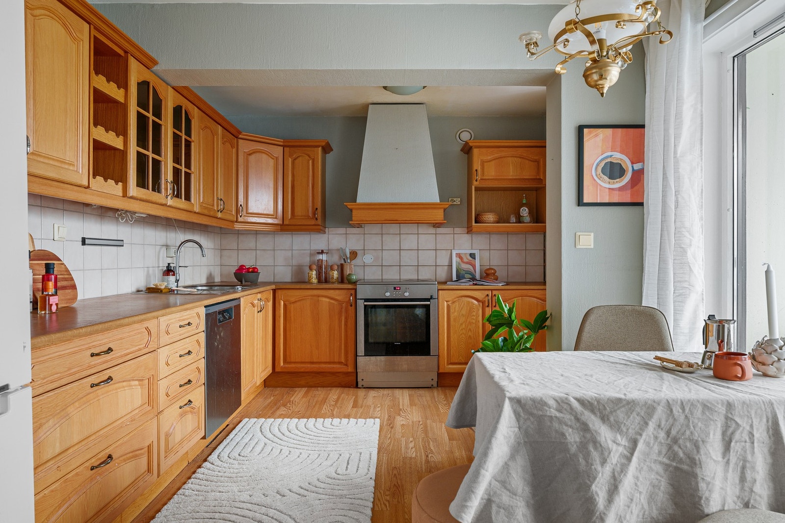 Svært romslig kjøkken med god skap- og benkeplass. Galleribilde