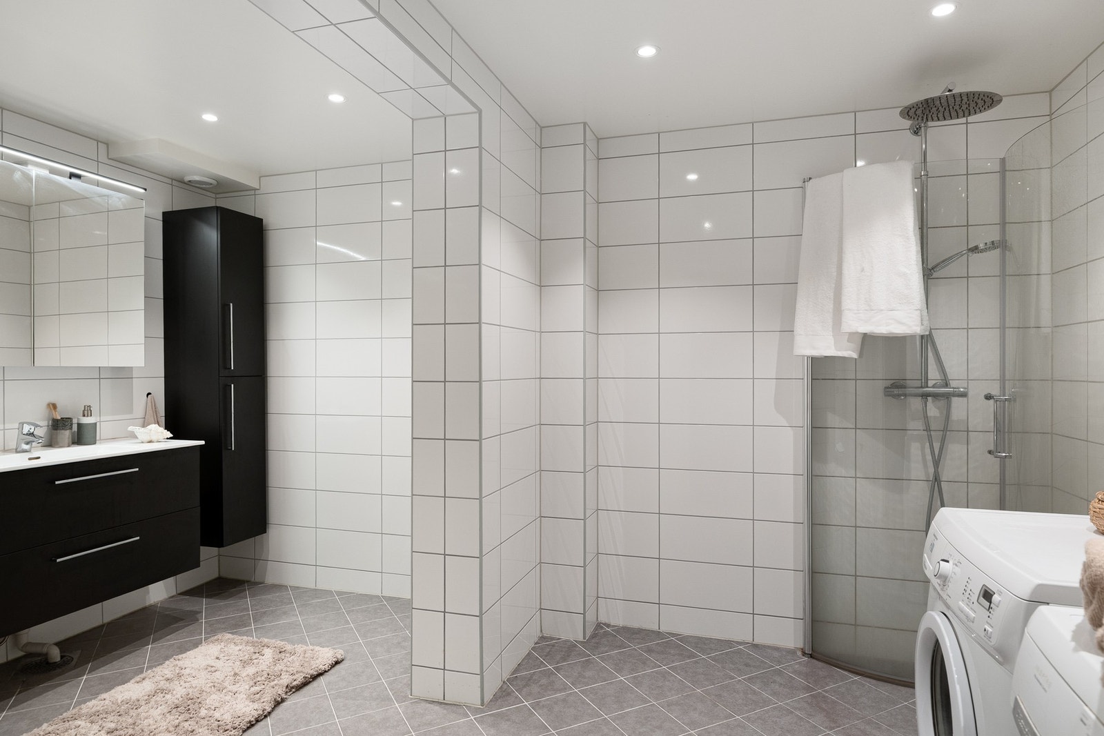 Pent, flislagt bad pusset opp i regi av borettslaget i 2023. Galleribilde