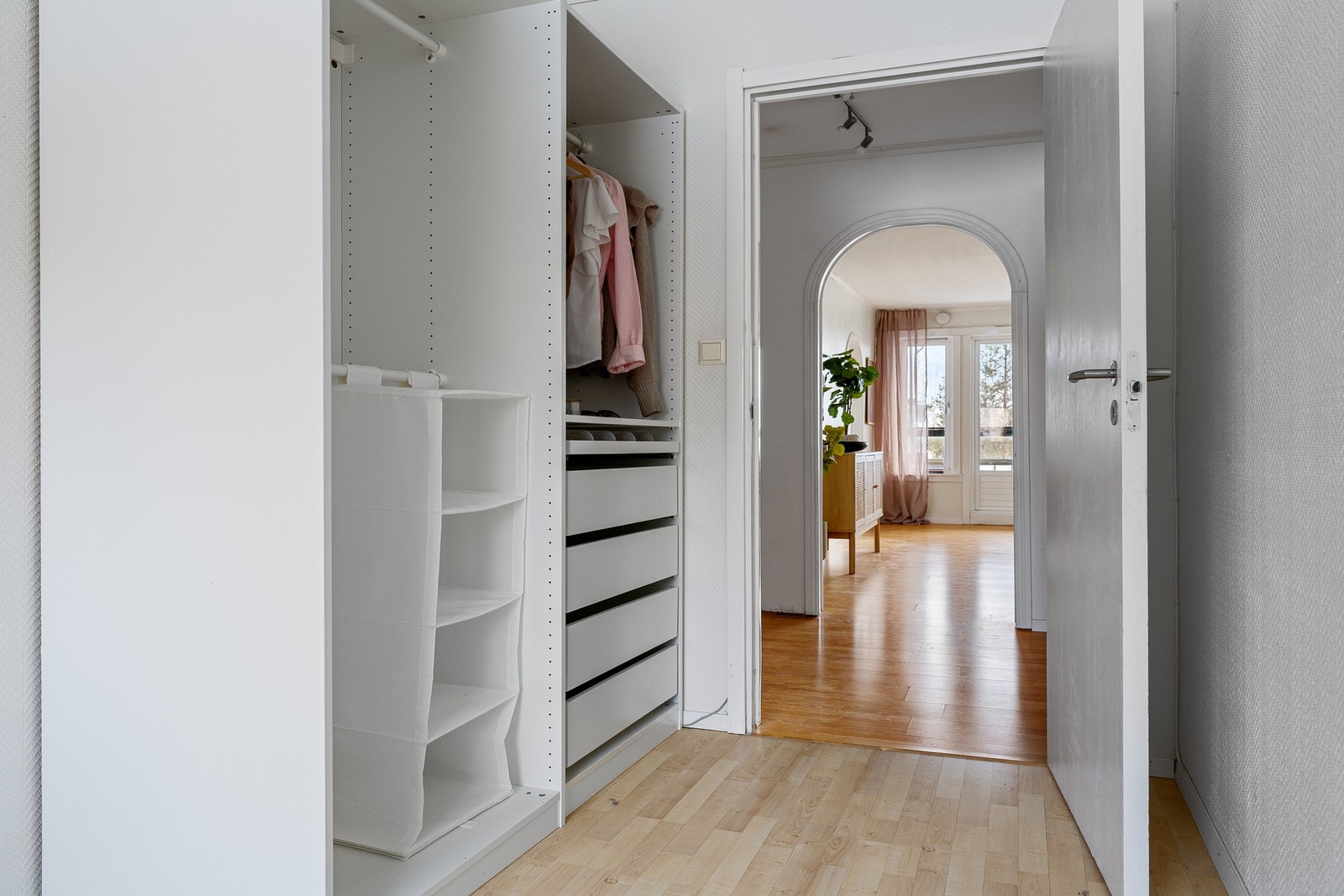 Godt med oppbevaringsplass i garderobeskap. Galleribilde