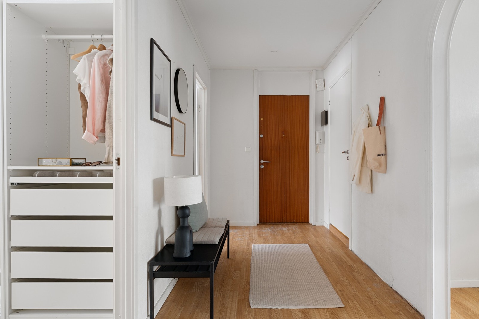 Lys og innbydende entré. Galleribilde