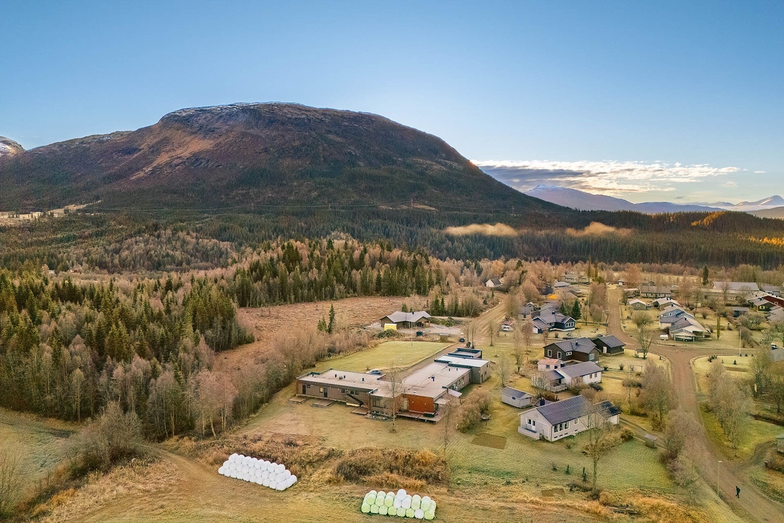 I Korgen finns det butikker, kafeer, vertshus, bensinstasjon, skole, barnehage idrettsanlegg og bussforbindelser mot Mo og Mosjøen. Nærhet til flotte turområder. Galleribilde