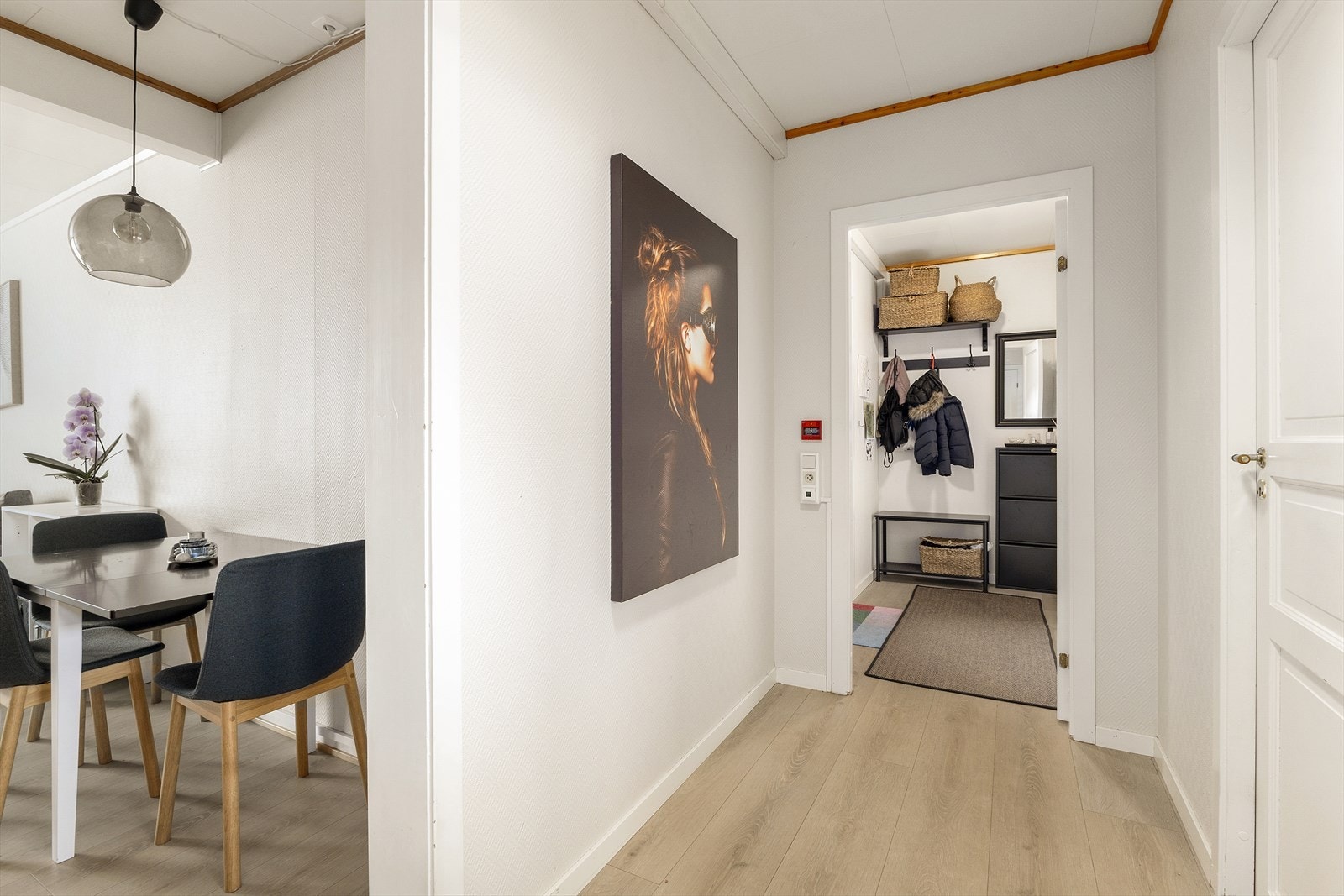 Leiligheten går over ett plan og inneholder vindfang, 1 soverom, stue/kjøkken, bad/vaskerom og bod. Galleribilde