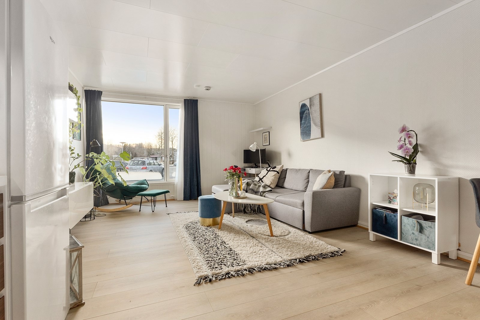 Lys og pent stue med åpen løsning mot kjøkkenet. Galleribilde