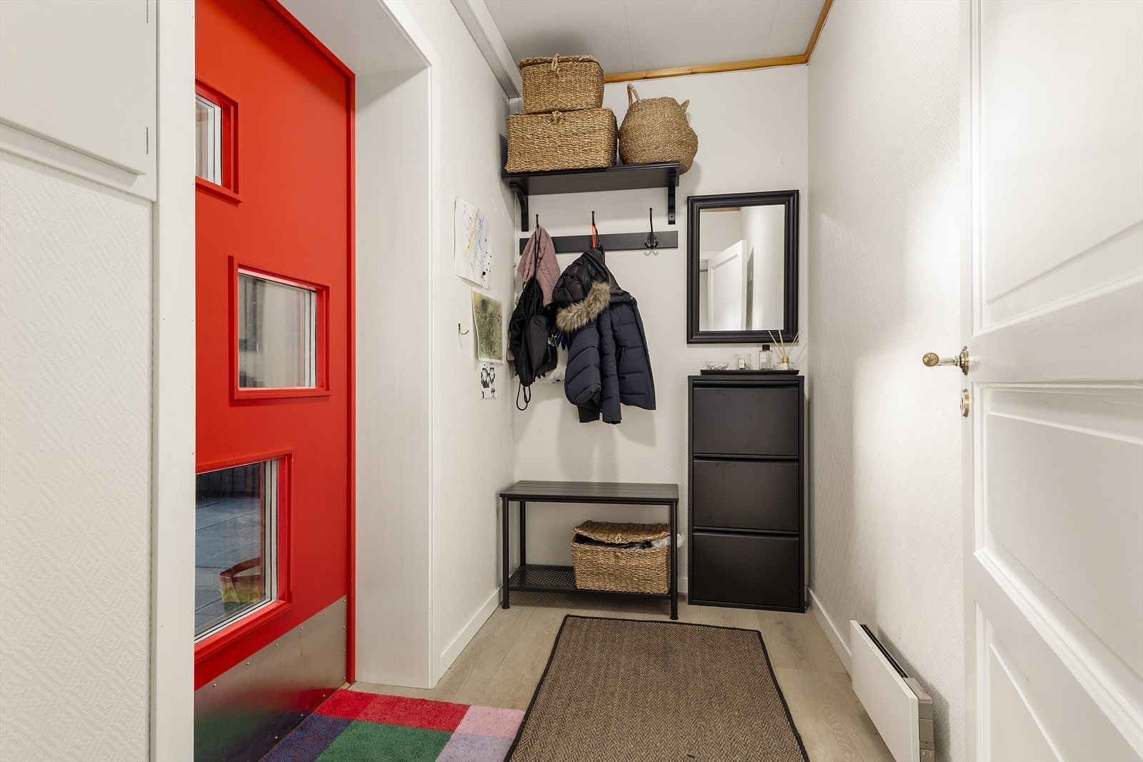 Velkommen inn - romslig entre med god plass til tøy og sko. Galleribilde