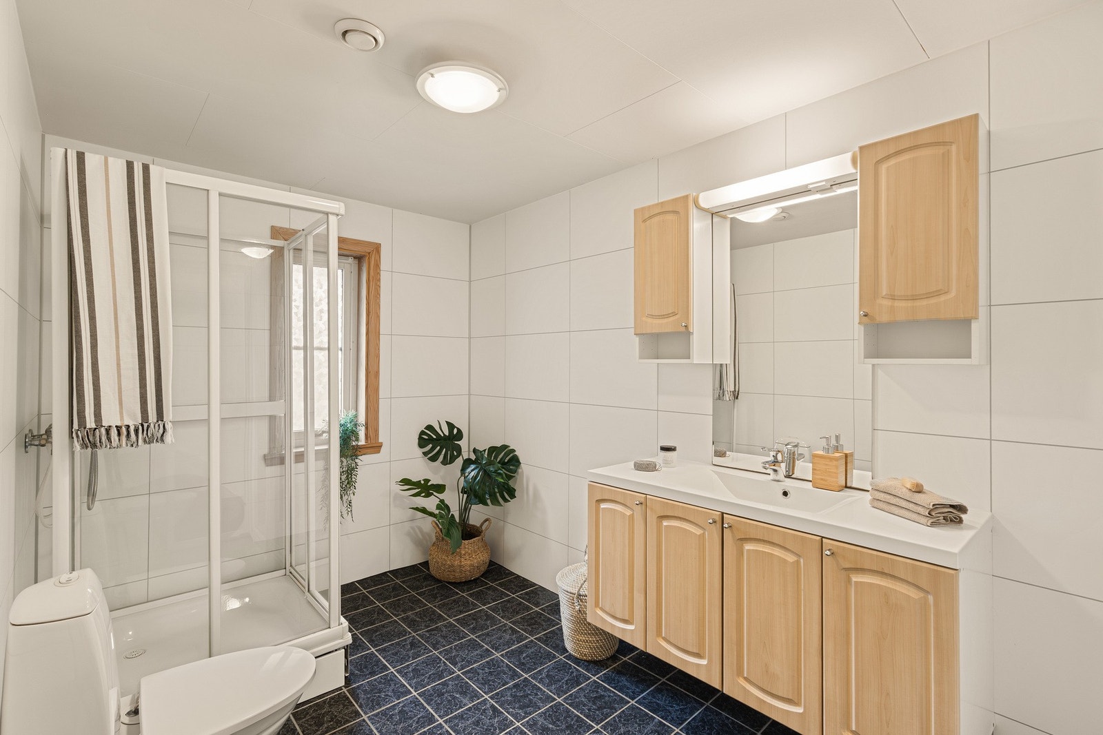 Flislagt bad fra 2015 med varme i gulv Galleribilde