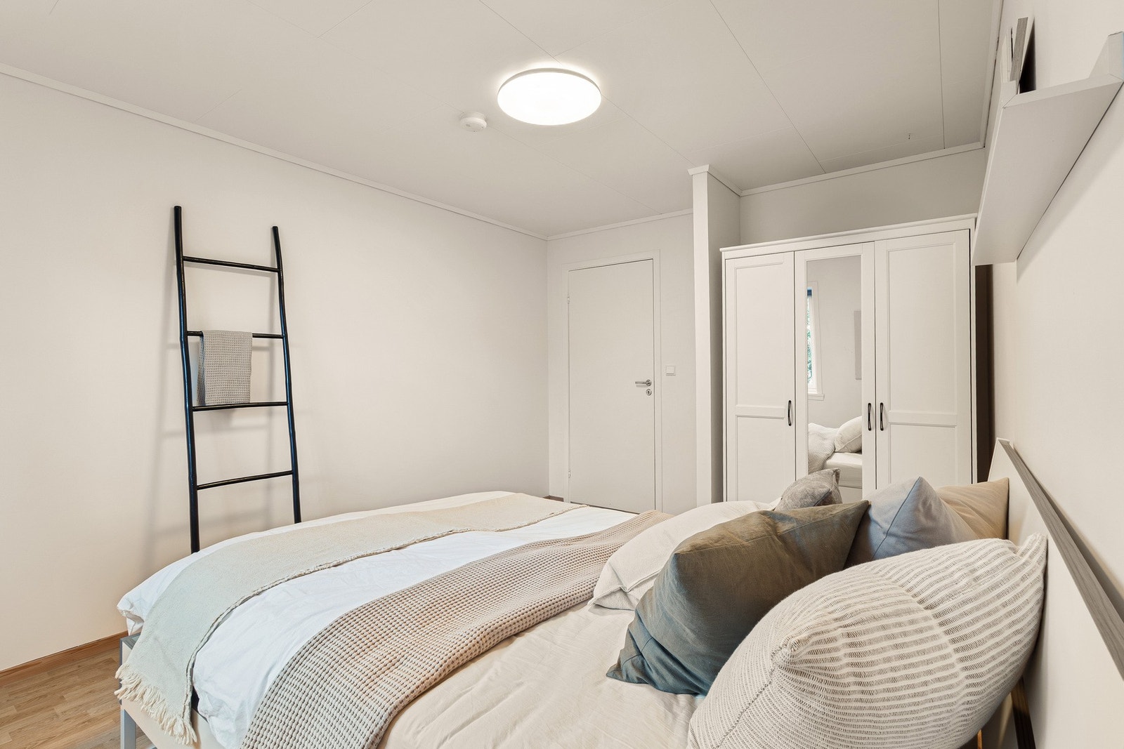 Garderobeskap medfølger handelen Galleribilde