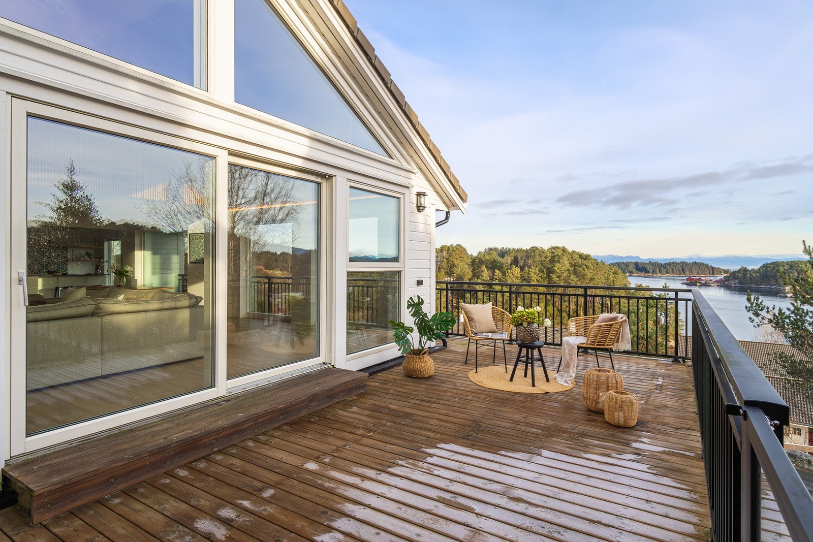 En flott, solrik forlengelse av boligen på de fineste dagene Galleribilde