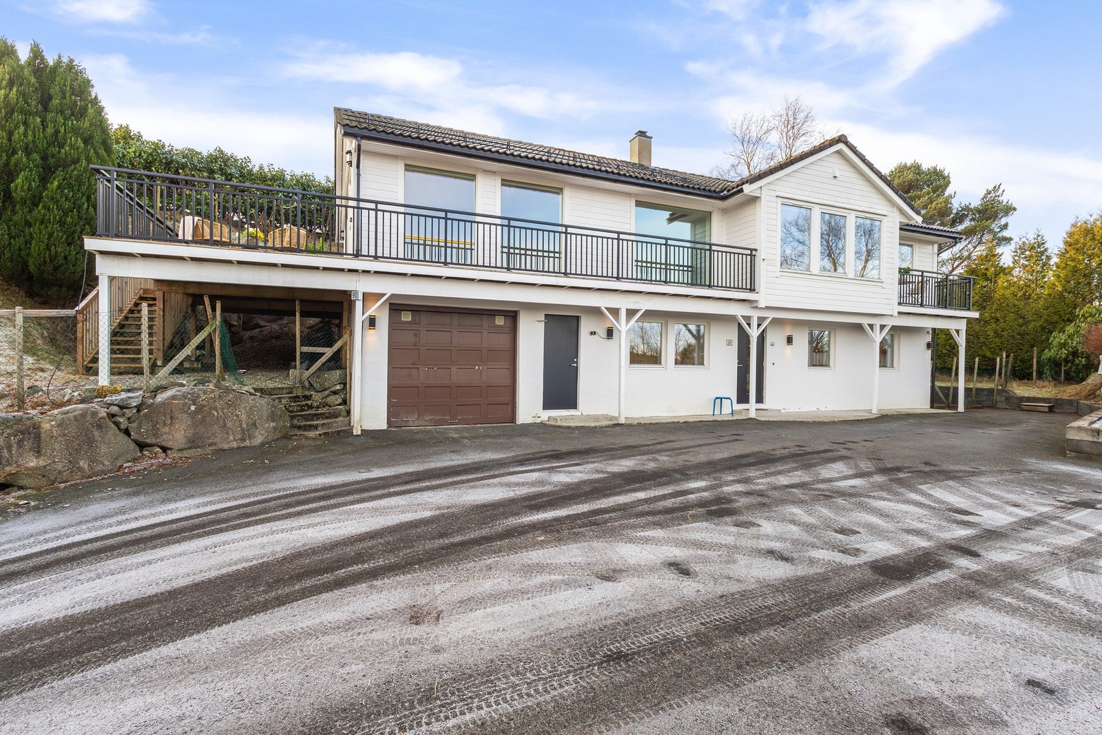 Boligen har gjennomgått en rekke oppgraderinger de senere årene og fremstår moderne og veholdt Galleribilde