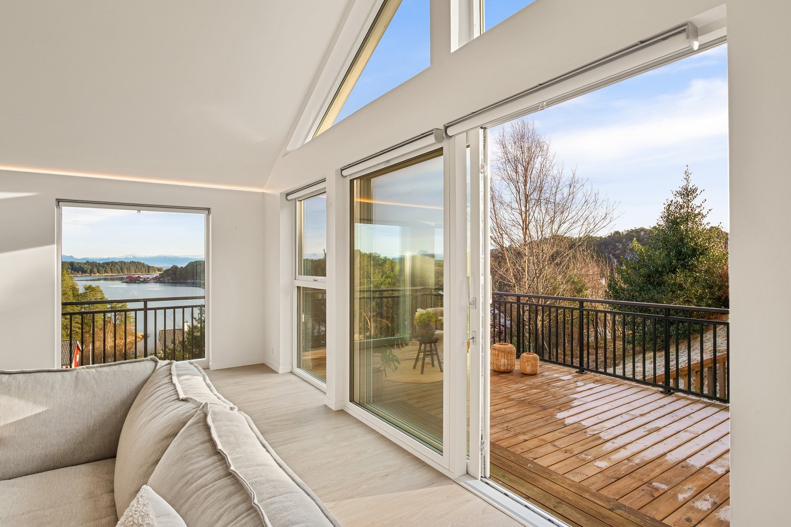 Fra stuen er det utgang til en av boligens uteplasser Galleribilde