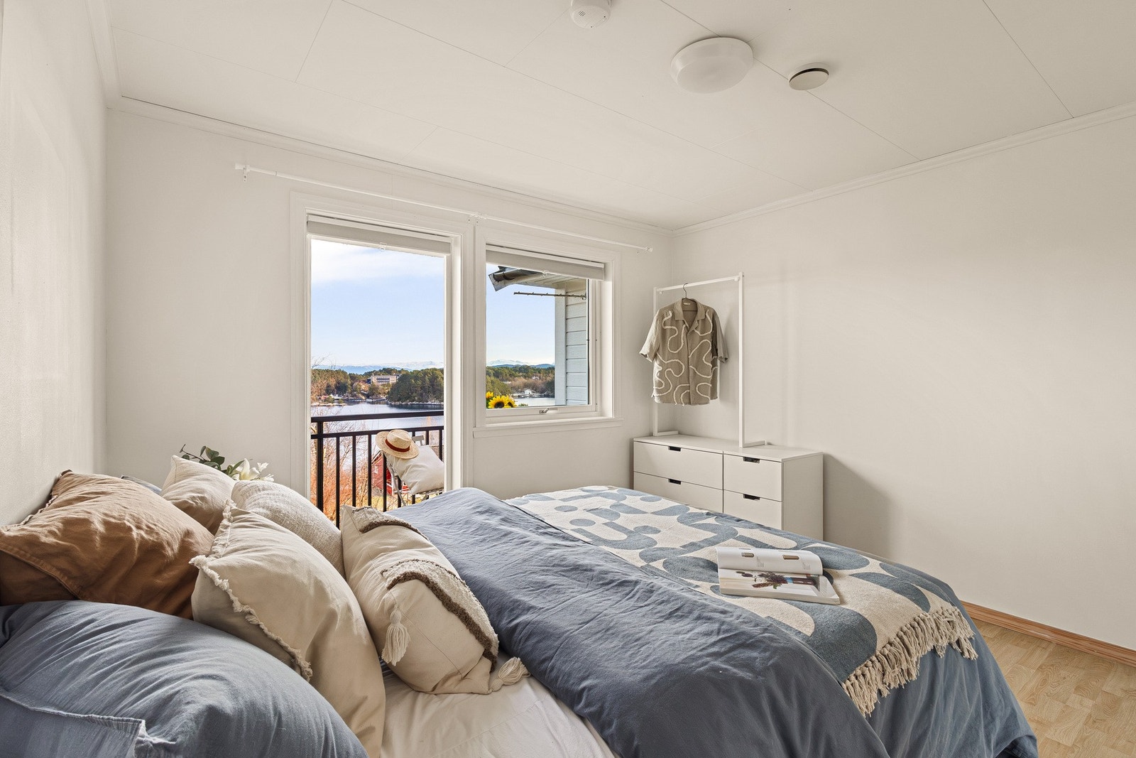 Fra rommet har man utgang til balkong med gode solforhold Galleribilde