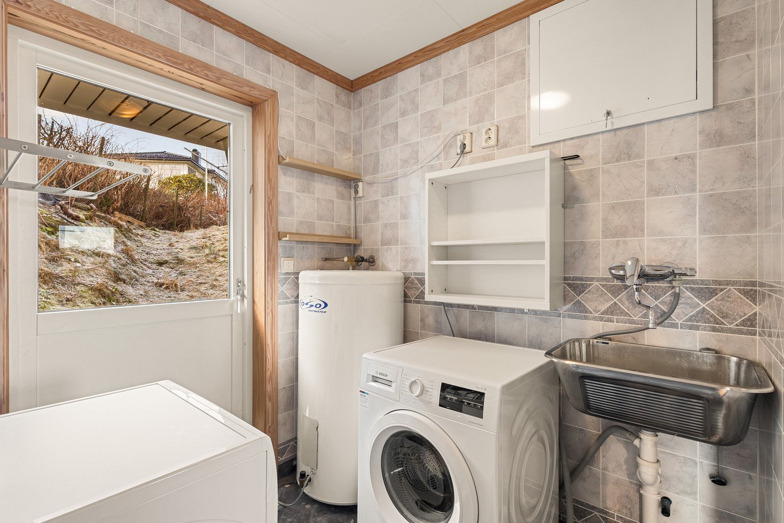 Like ved finner man et separat vaskerom med god plass til vaskemaskin og tørketrommel Galleribilde