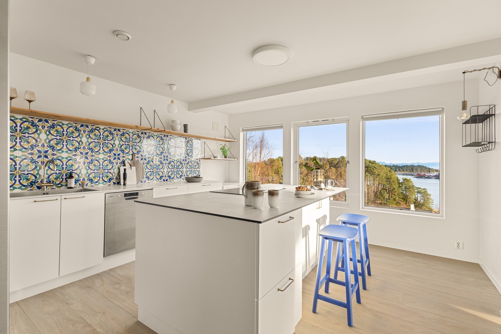 Håndlagde italienske fliser gir kjøkkenet et luksuriøst preg! Galleribilde