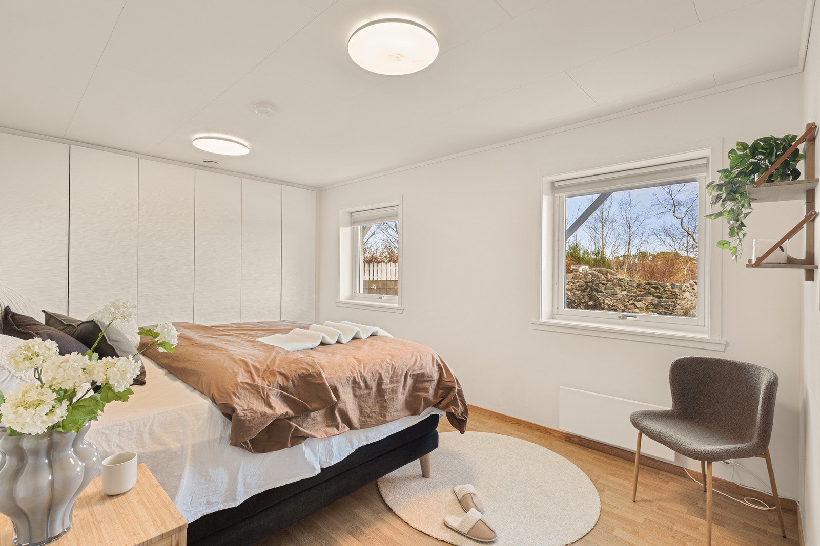 Soverommene i 1. etasje måler på henholdsvis 12 m², 12,6 m² og 16,3 m². Galleribilde