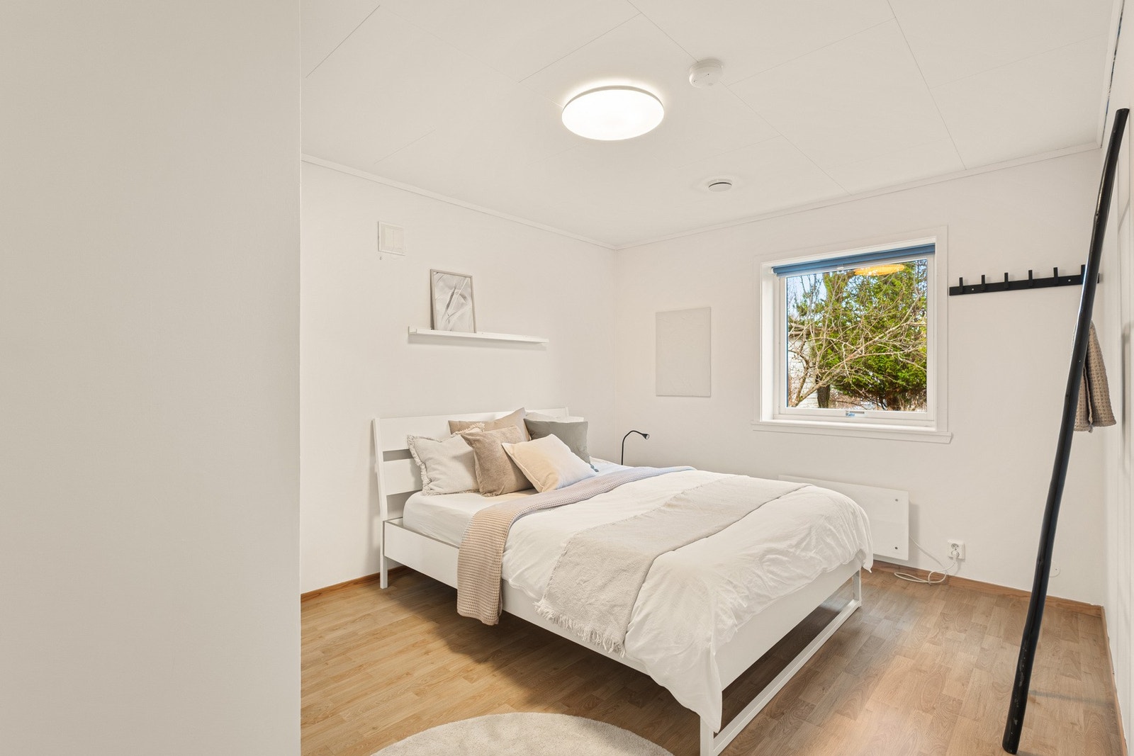 God plass til ønsket seng, nattbord og garderobeløsning Galleribilde