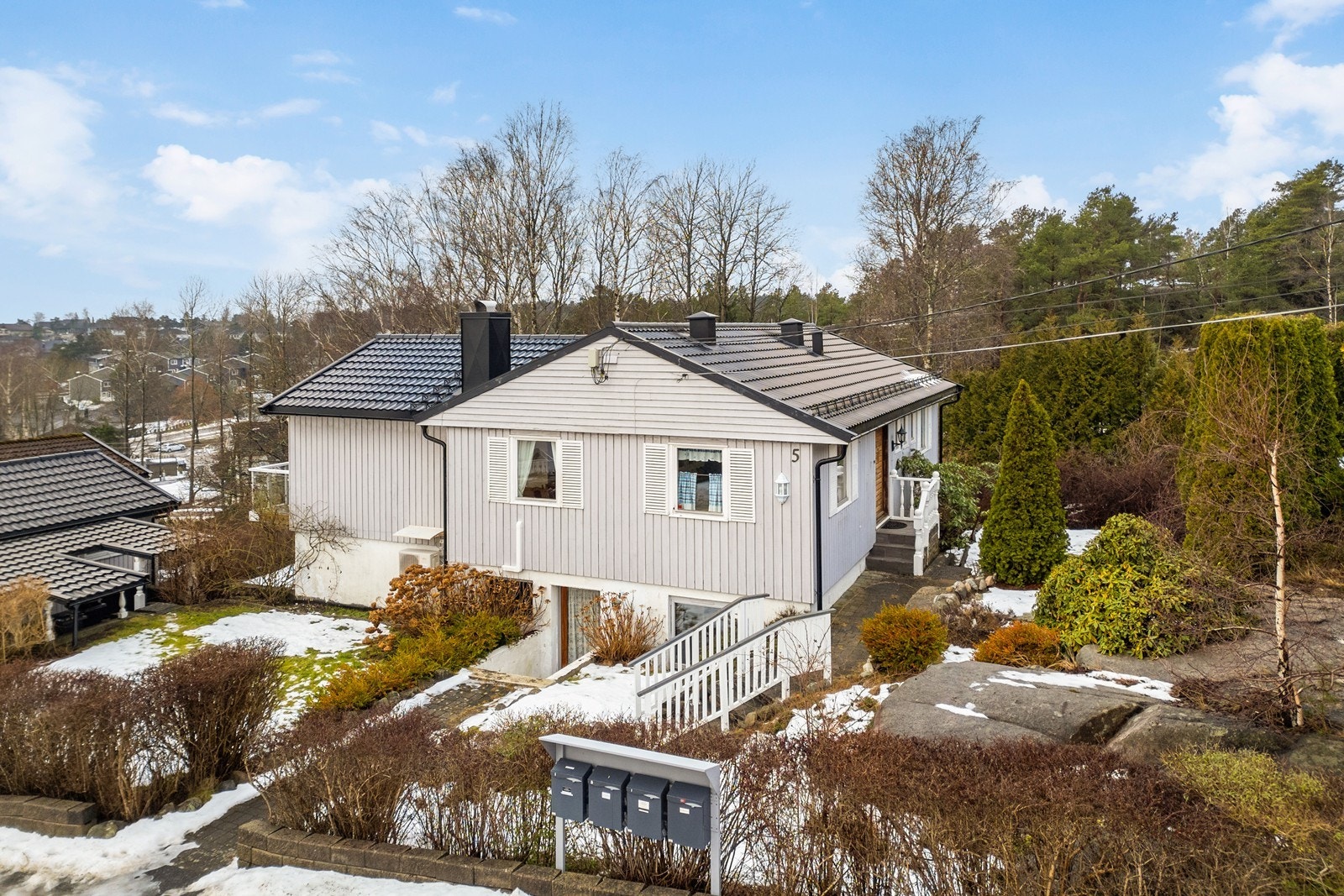 Enebolig med alle beboelsesrom på en flate, samt hybel med egen inngang i underetasjen. Galleribilde