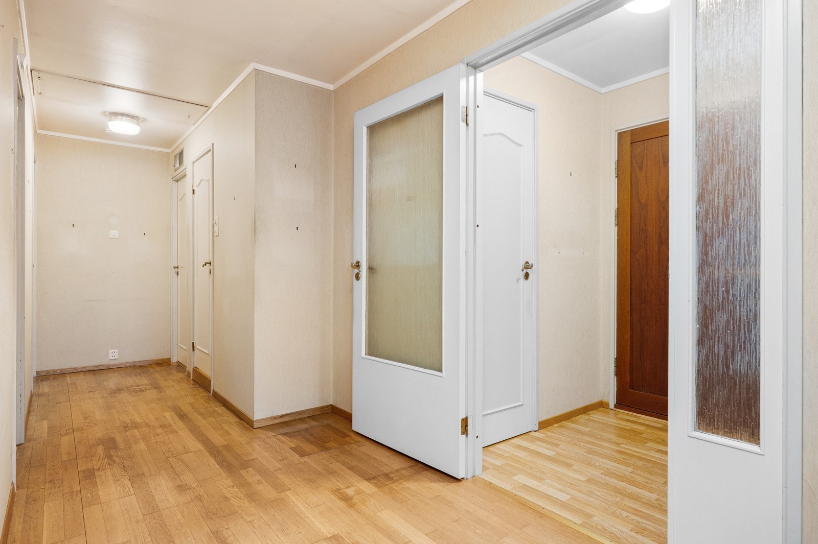 Gangen i første etasje binder sammen soverommene, badet og oppholdsrommene. Galleribilde