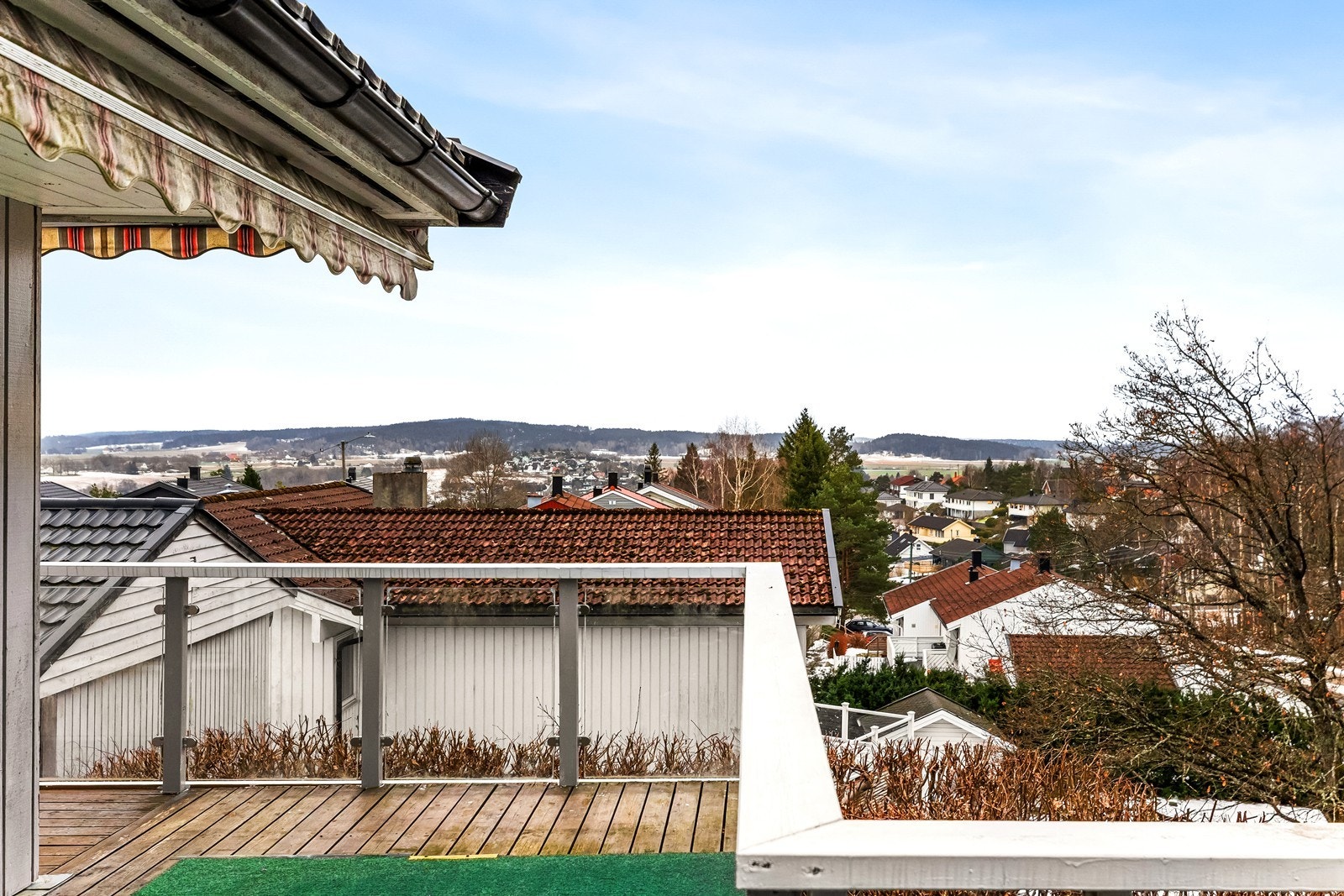 Fra verandaen er det vid utsikt over nabolaget og omegn. Galleribilde