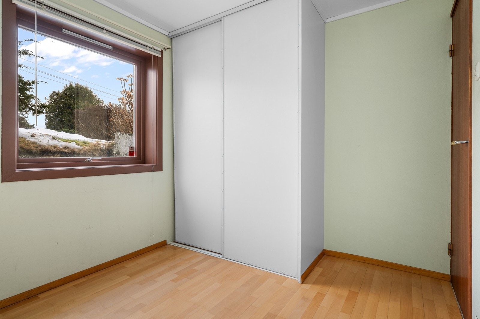 Soverommet i hybelen har flere møbleringsmuligheter og det er integrert skyvedørsgarderobe. Galleribilde