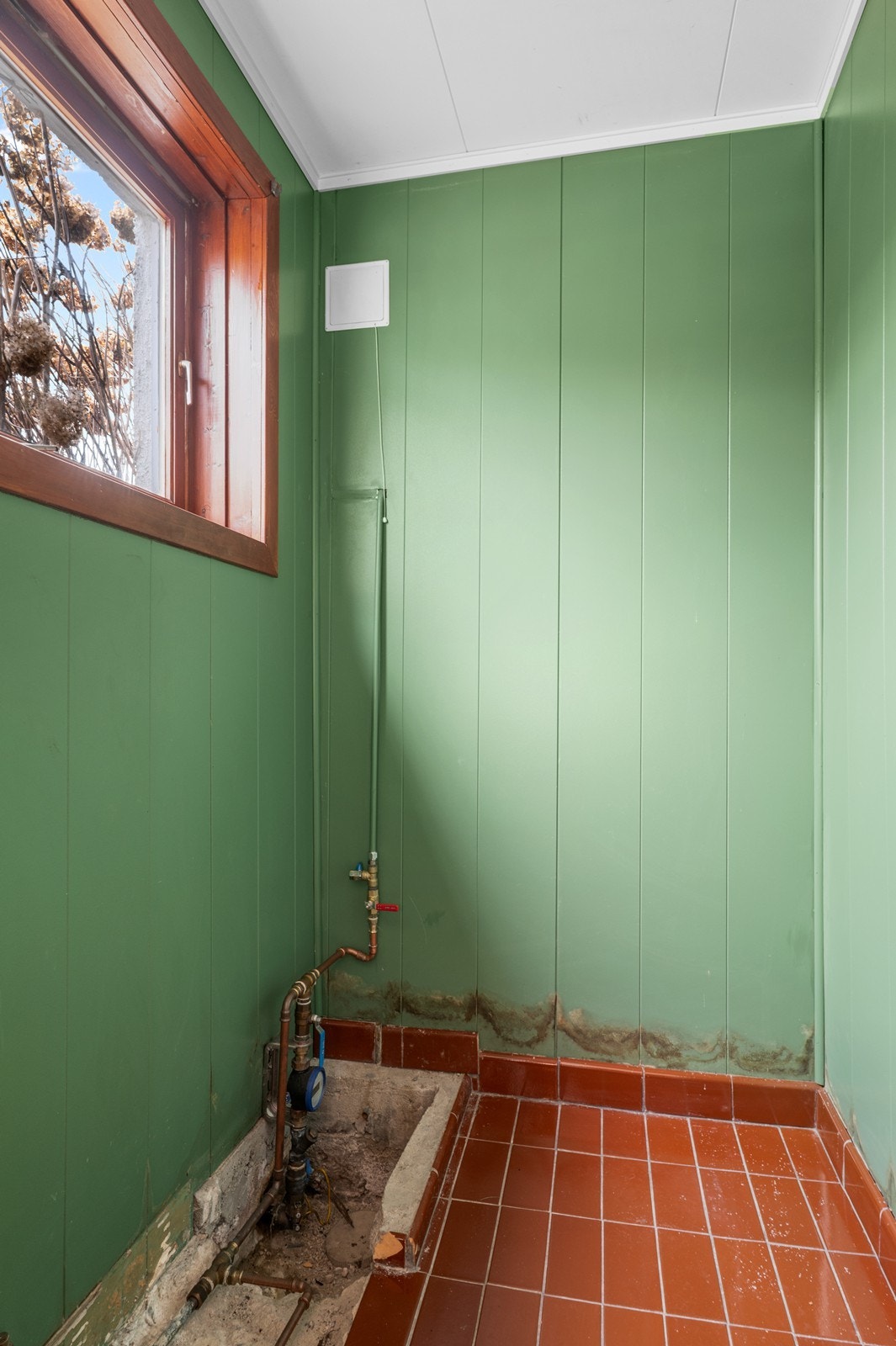 Stoppekran og vannmåler er plassert lett tilgjengelig i bod i underetasjen. Galleribilde