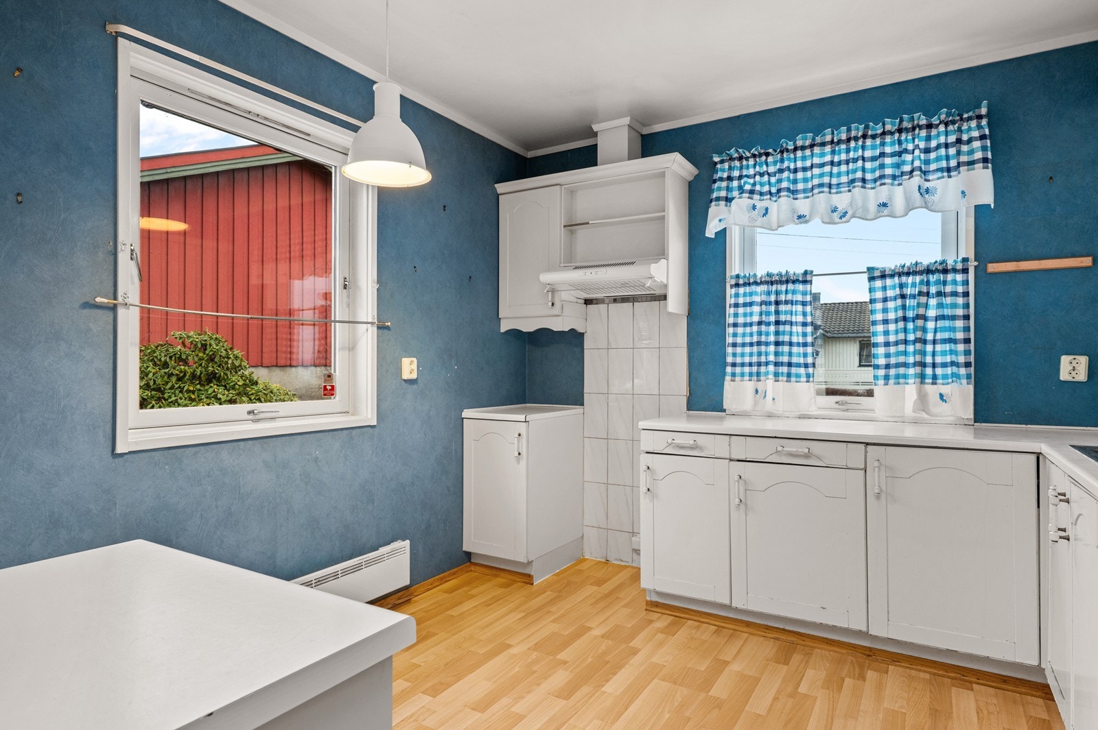 Kjøkkenet har ventilator med avtrekk ut og plass til en liten spiseplass ved vinduet. Galleribilde