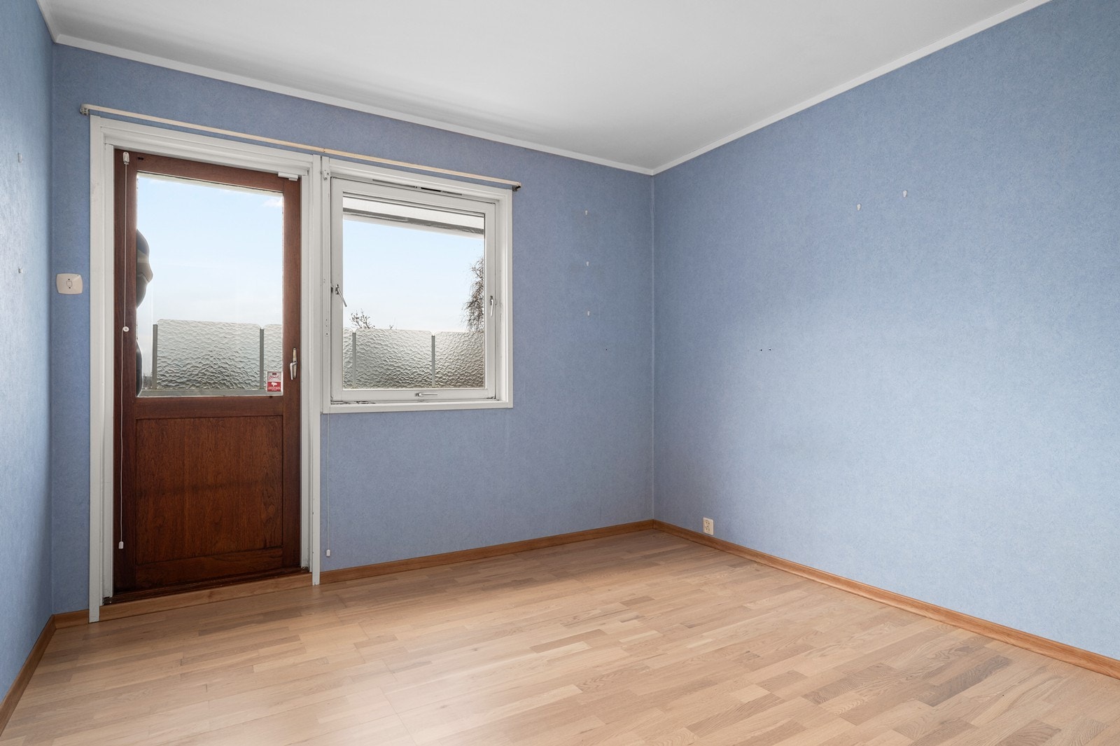 Boligens hovedsoverom i første etasje har egen utgang til verandaen. Galleribilde