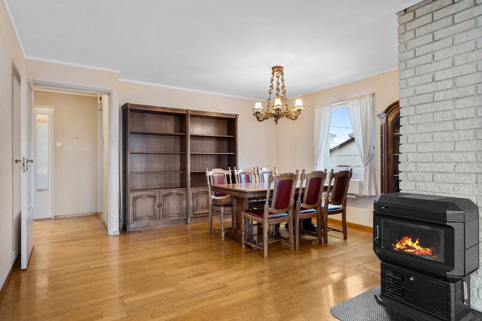 Romløsningen gir en god flyt mellom de ulike sonene i oppholdsrommet. Det er også eget vindu i spisestuen. Galleribilde