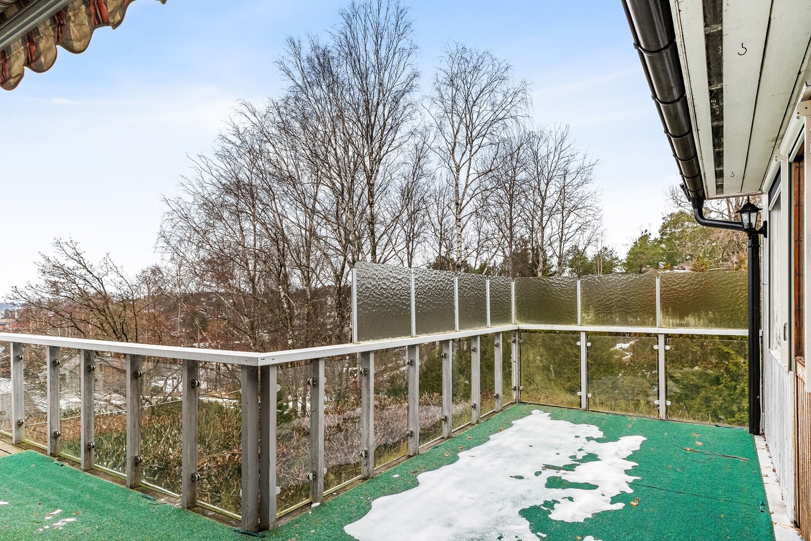 Glassene i rekkverket på verandaen er av nyere dato. Galleribilde