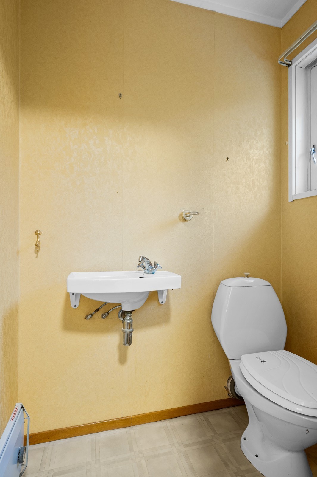 I forbindelse med entréen ligger det et praktisk, separat toalettrom med WC og servant . Galleribilde