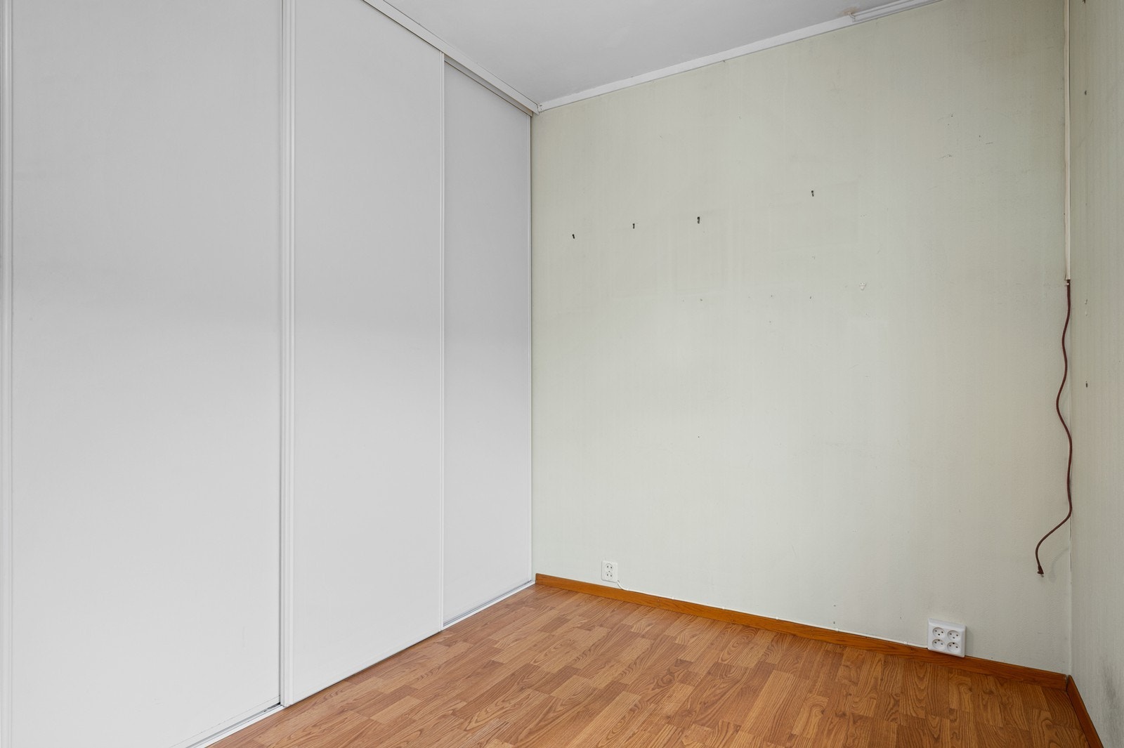 Soverom 2 i første etasje er utstyrt med en praktisk skyvedørsgarderobe. Galleribilde